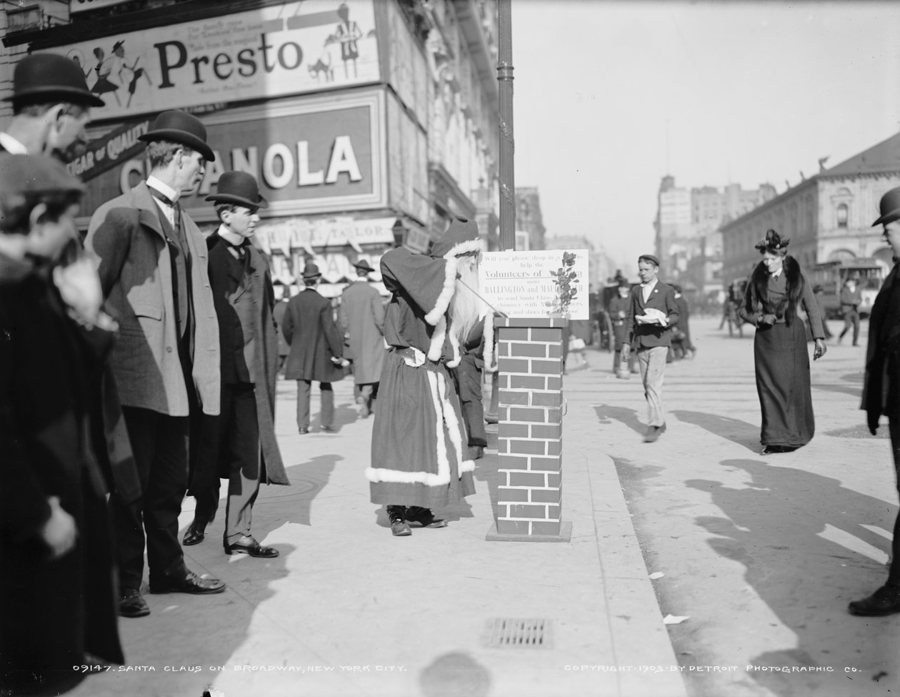 Santa Claus sbírá dary pro Volunteers of America na Broadwayi v New Yorku, c. 1903 (černobílá fotografie) od Detroit Publishing Co.