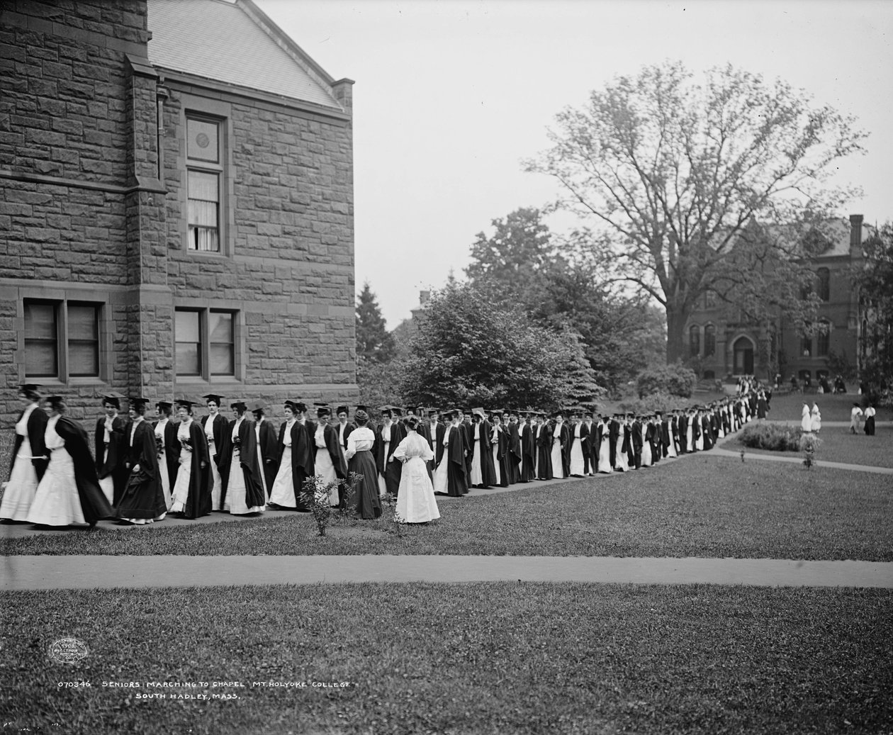 Senioři pochodující do kaple, Mt. Holyoke College, South Hadley, Massachusetts, kolem roku 1908 od Detroit Publishing Co.