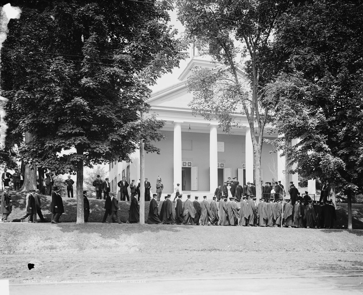 Senioři pochodující na vysokou školu, Amherst College, kolem roku 1908 (černobílá fotografie) od Detroit Publishing Co.