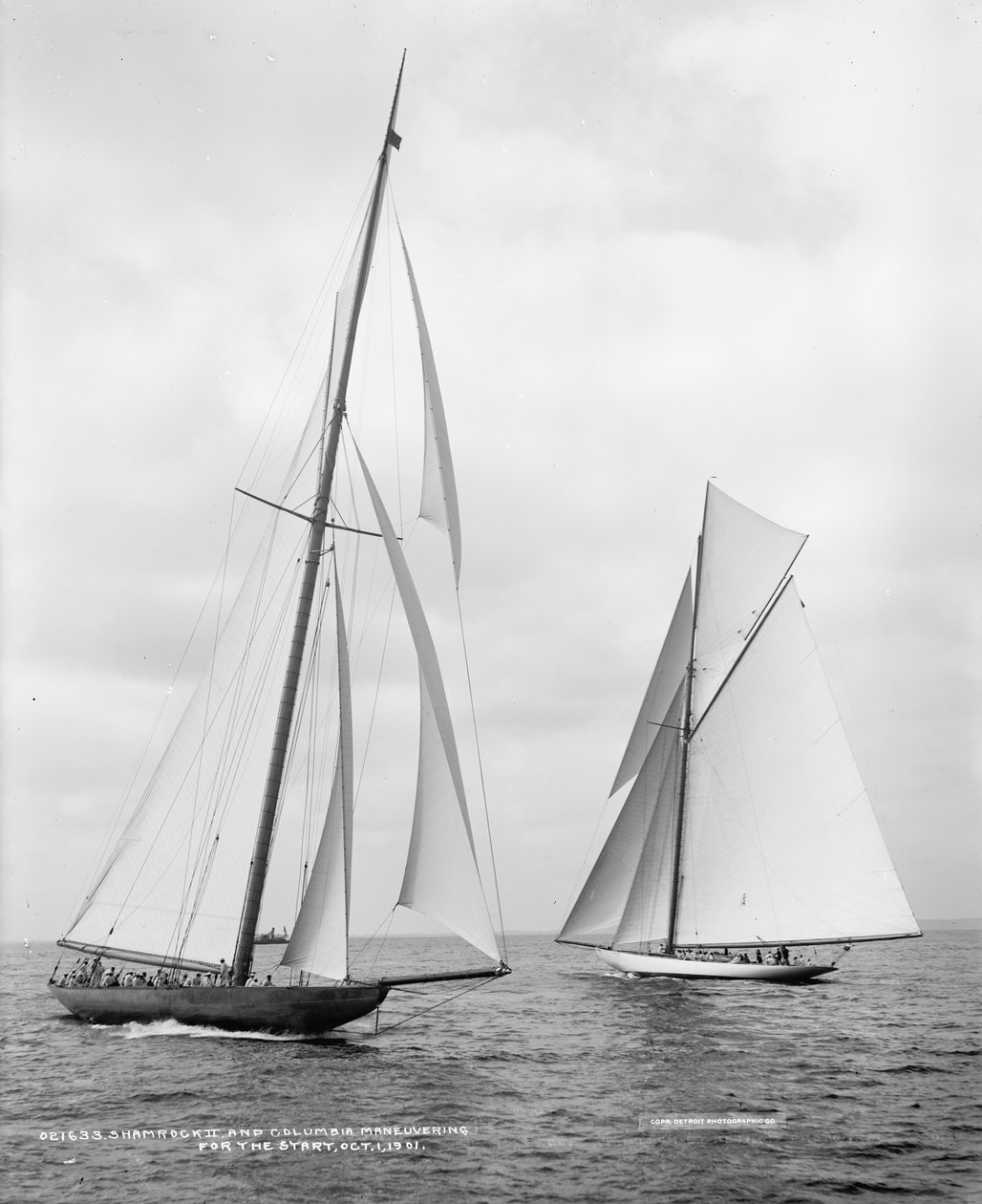 Shamrock II a Columbia na začátku Amerického poháru od Detroit Publishing Co.