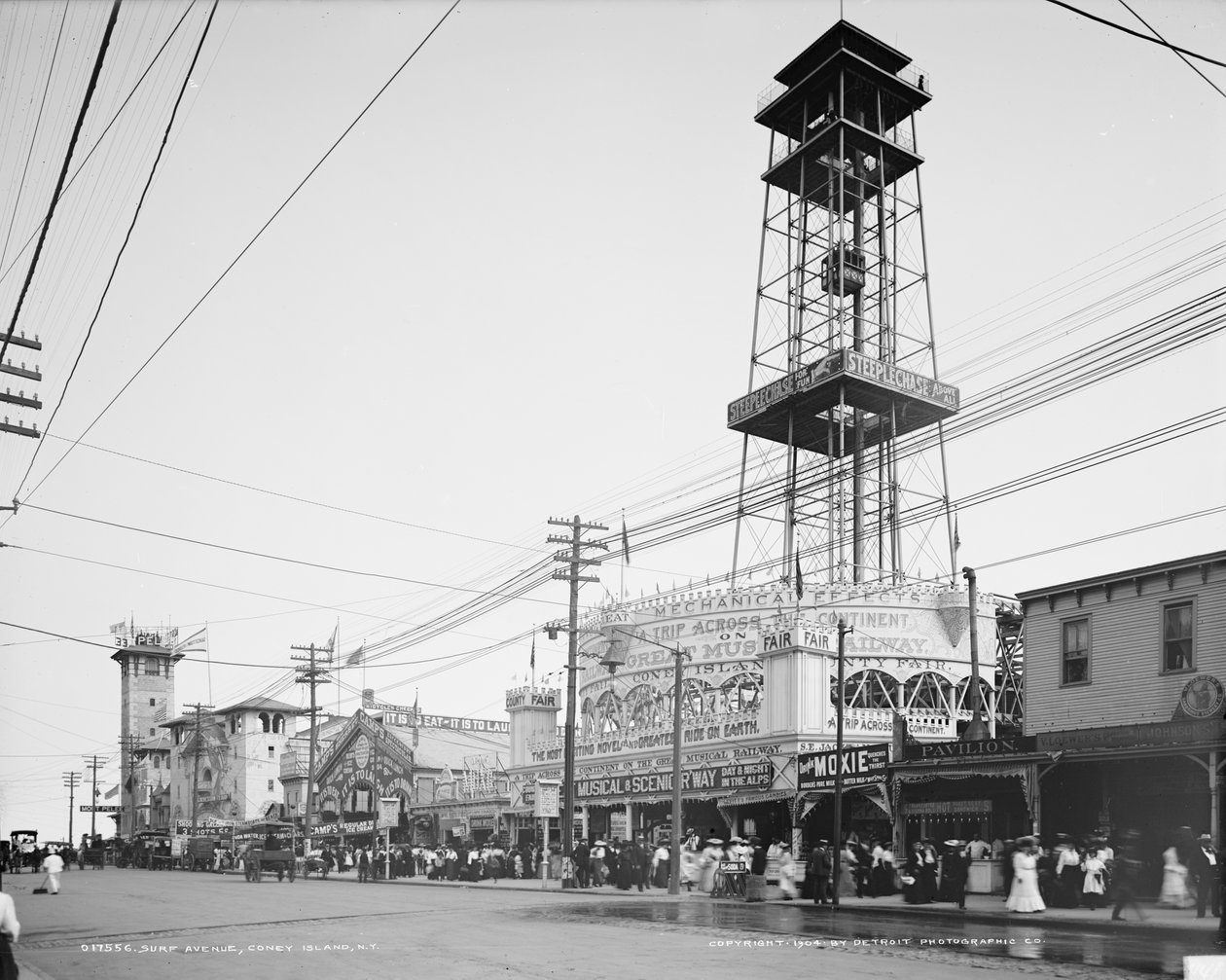 Surf Avenue, Coney Island, cca 1904 (černobílá fotografie) od Detroit Publishing Co.