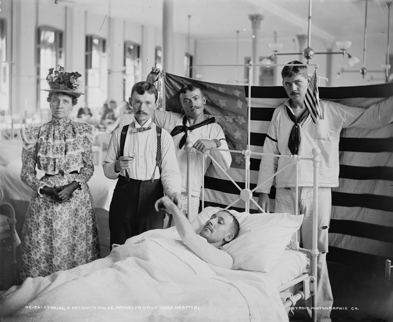 Měření tepu pacienta, Brooklyn Navy Yard Hospital, c.1890-1901 od Detroit Publishing Co.