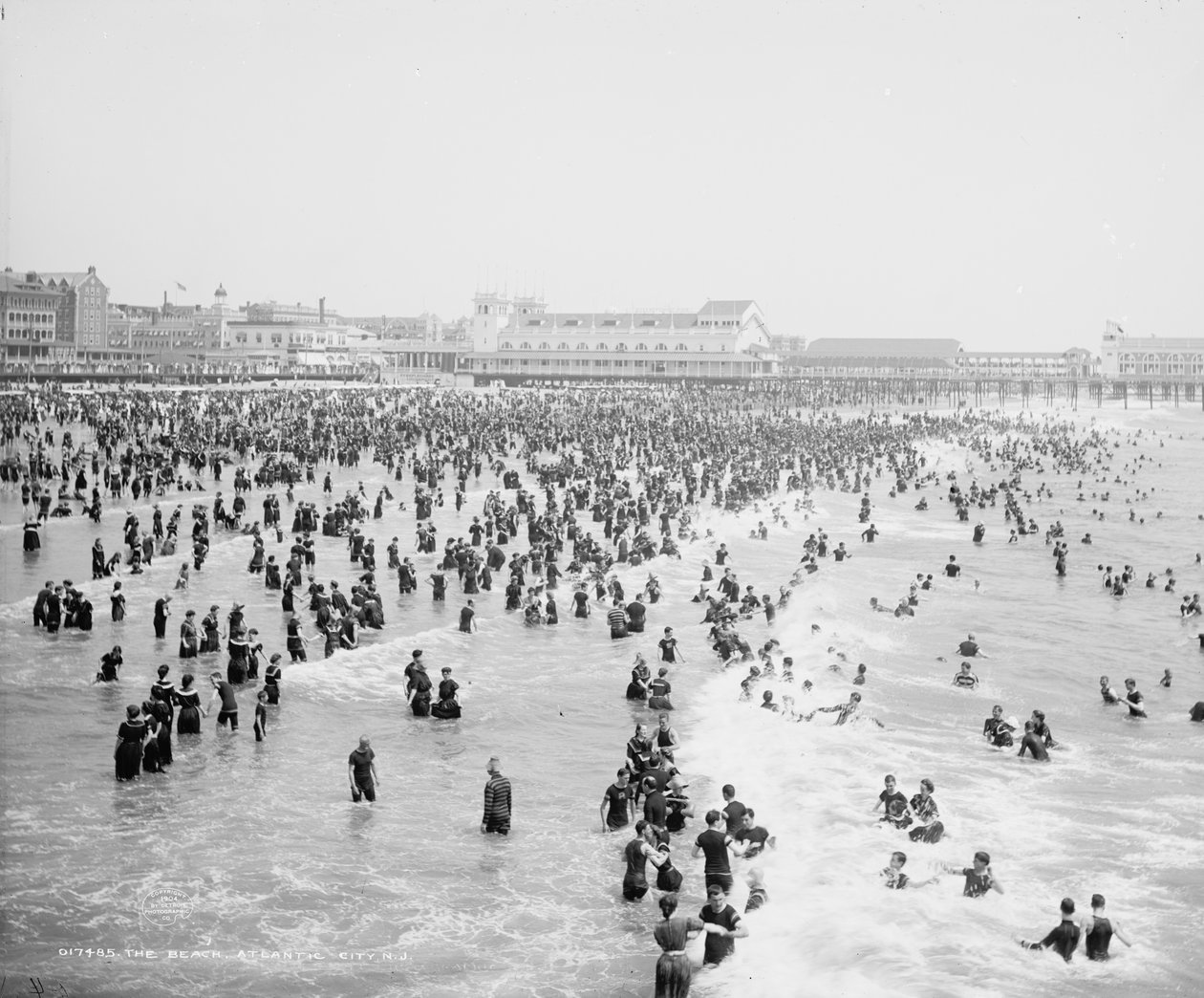 Pláž, Atlantic City, cca 1904 (černobílá fotografie) od Detroit Publishing Co.