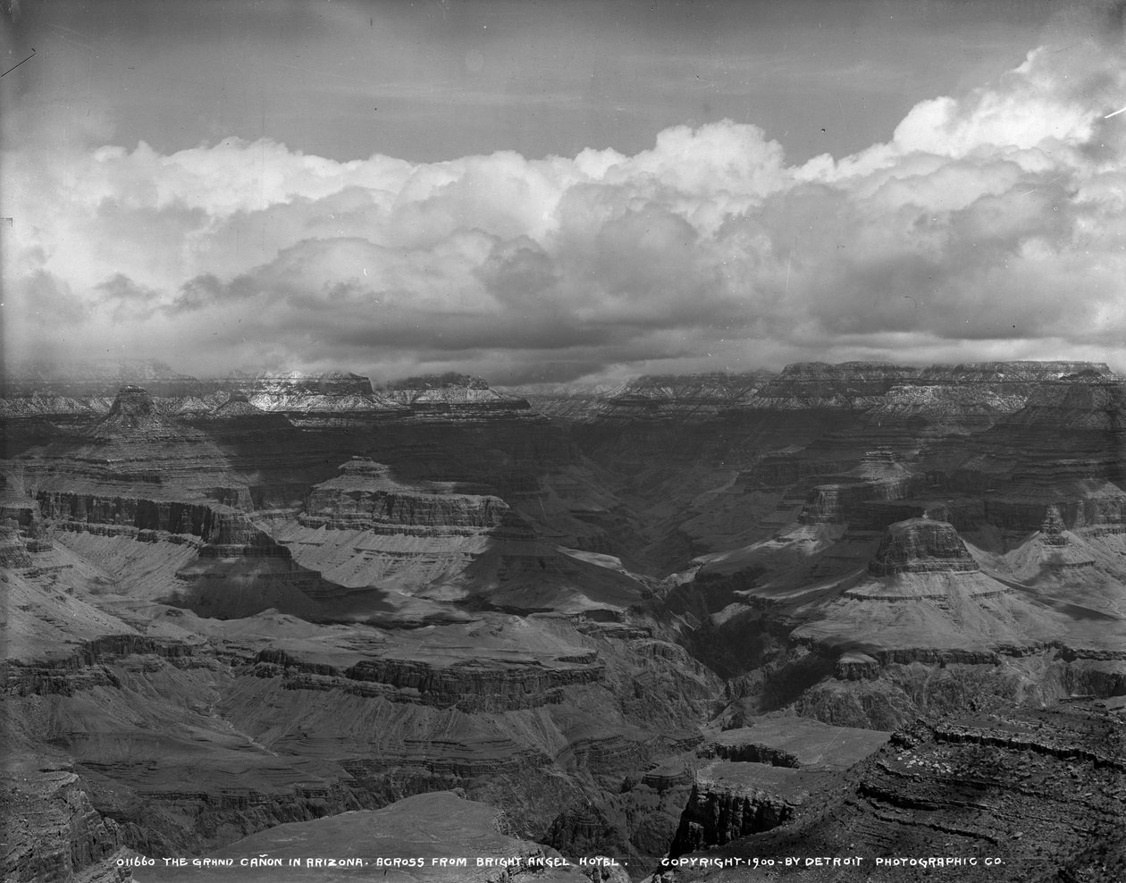 Grand Canyon v Arizoně naproti hotelu Bright Angel, kolem roku 1900 od Detroit Publishing Co.