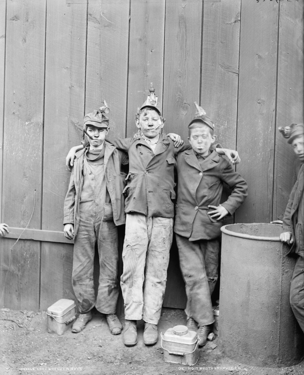 Three Coal Breaker Boys, Woodward Coal Mines, Kingston, Pennsylvania, USA, cca 1890 (č/b foto) od Detroit Publishing Co.