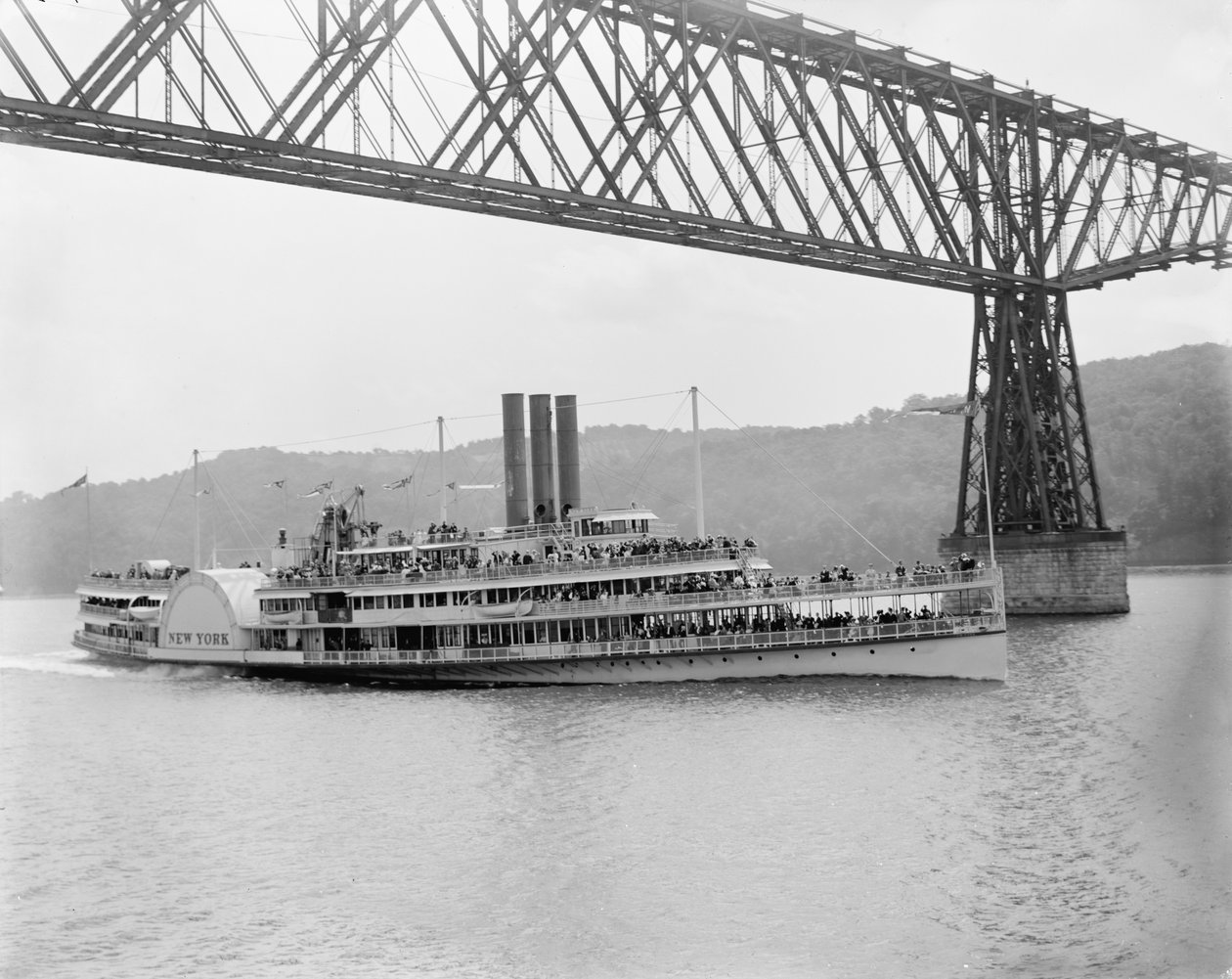 Under Poughkeepsie Bridge, New York, kolem roku 1906 (černobílá fotografie) od Detroit Publishing Co.