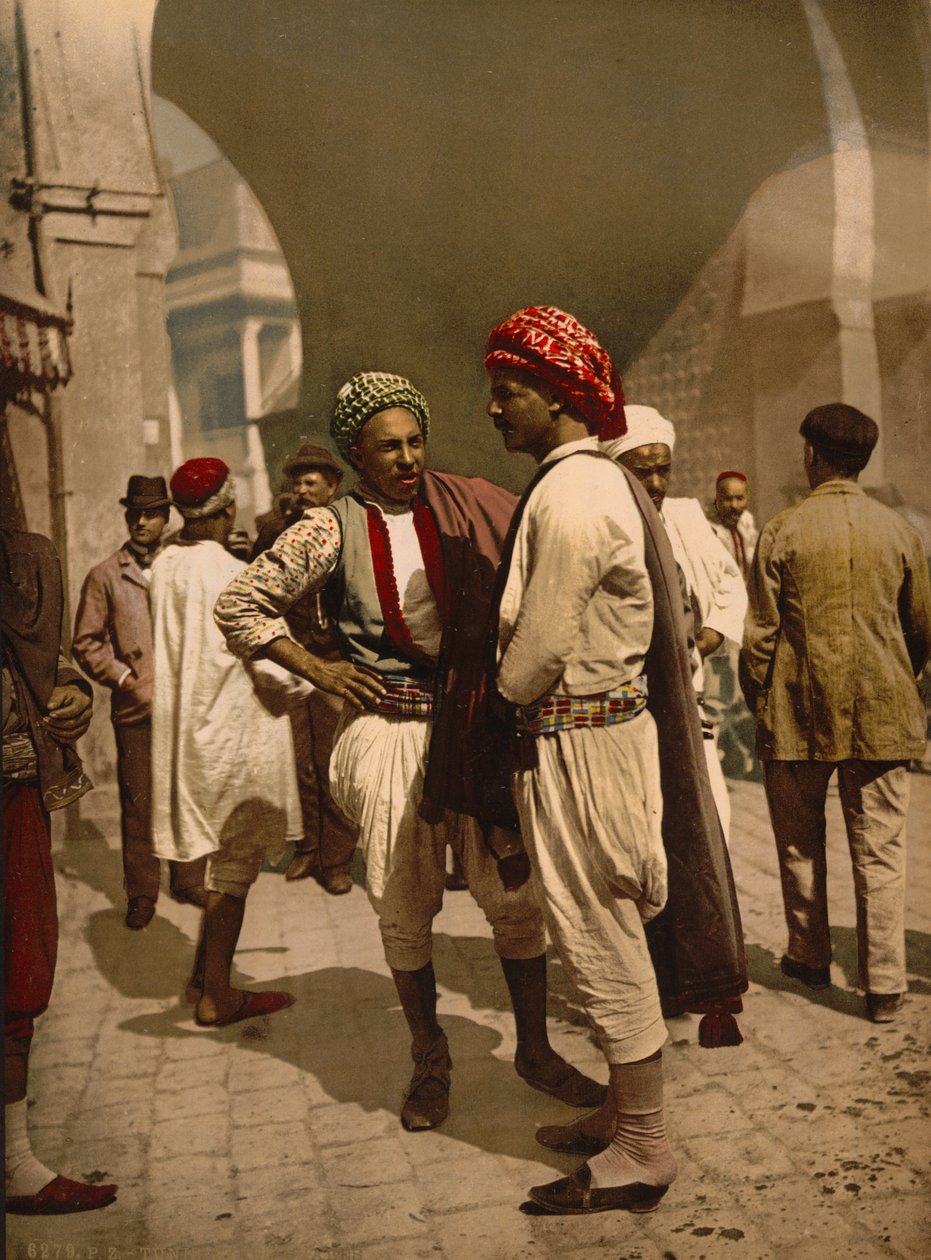 Turbanovaní muži v Tunisu, kolem roku 1899 (fotochrom) od Detroit Publishing Co.