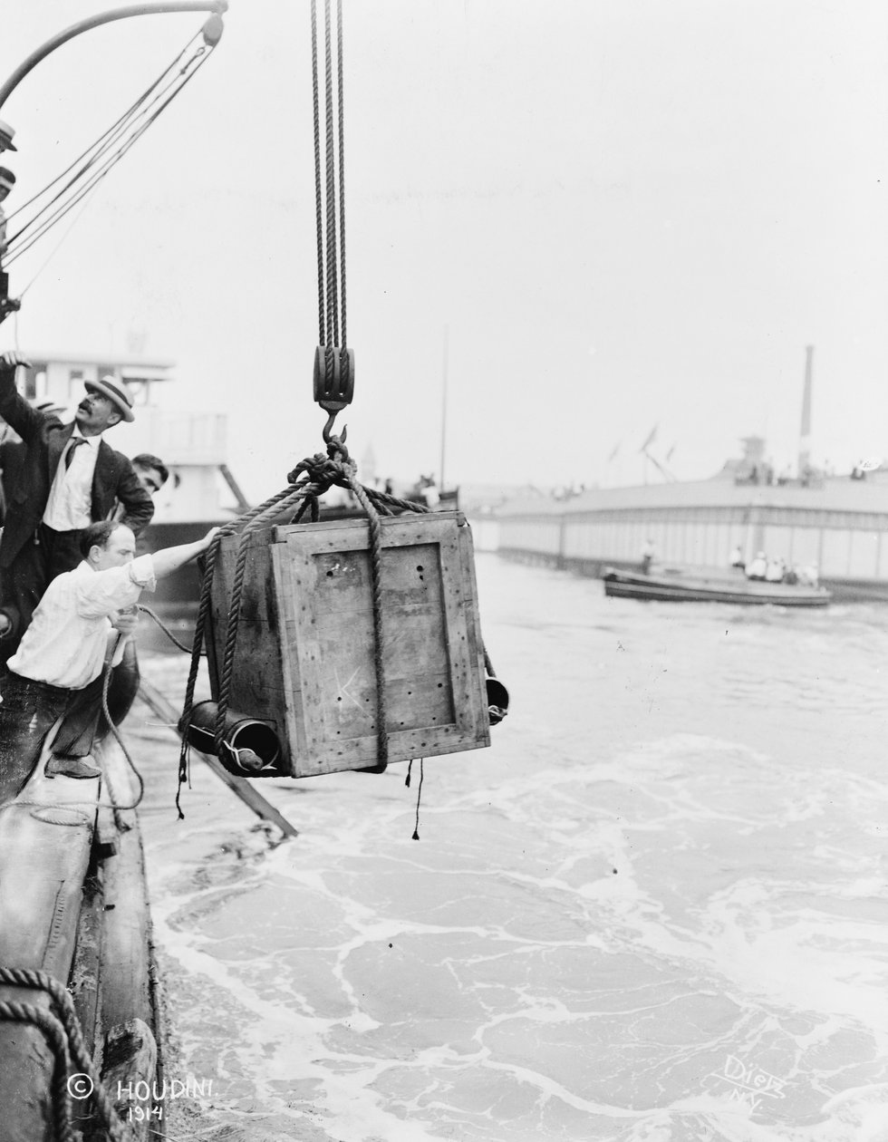 Bedna s Harrym Houdinim, spouštěná do New York Bay, 1912 (černobílá fotografie) od Dietz