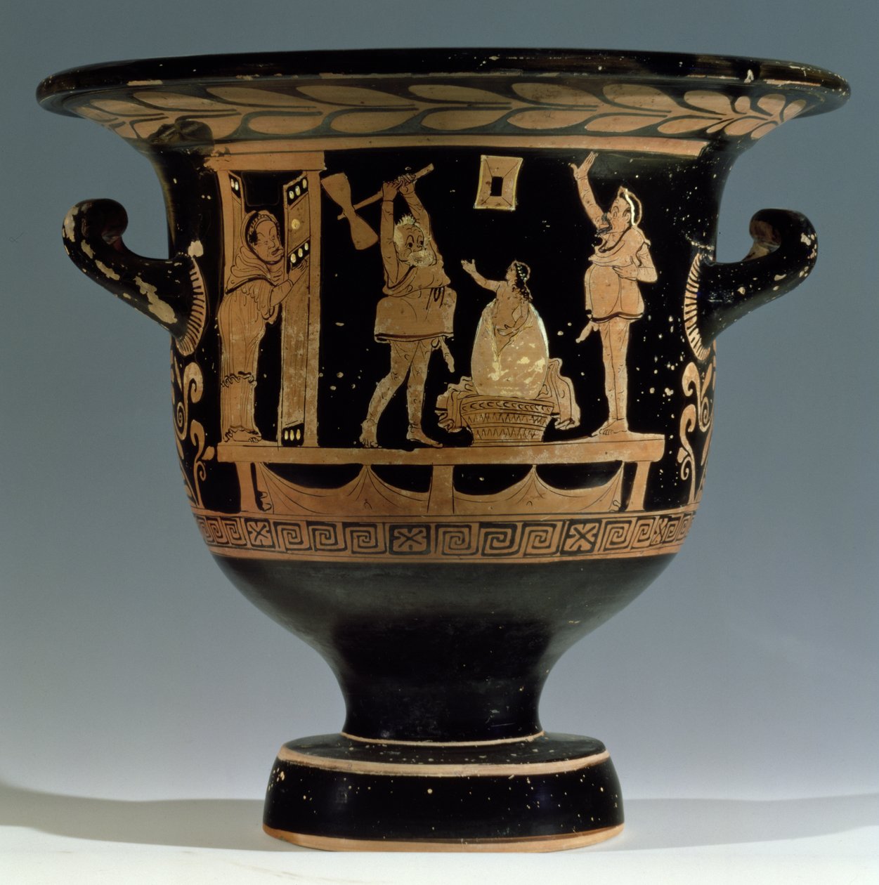 Červenofigurový zvonový krater zdobený výjevem z divadelní hry, apulský (keramika) (detail viz 85028) od Dijon Painter