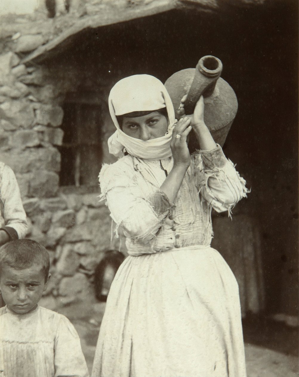 Arménská venkovská dívka, Jerevan (černobílá fotografie) od Dmitri Ivanovich Yermakov