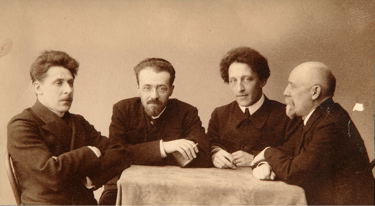Skupinový portrét básníků Alexandr (Alexandre) Alexandrovič Blok (1880-1921), Georgij (George) Chulkov (1879-1939), Konstantin Aleksandrovič Erberg (Siunnerberg, Syunnerberg, Sunnenberg) (1871-1942) a Fjodor Sologub Fjodor Kuzmit od Dmitri Spiridonovich Zdobnov