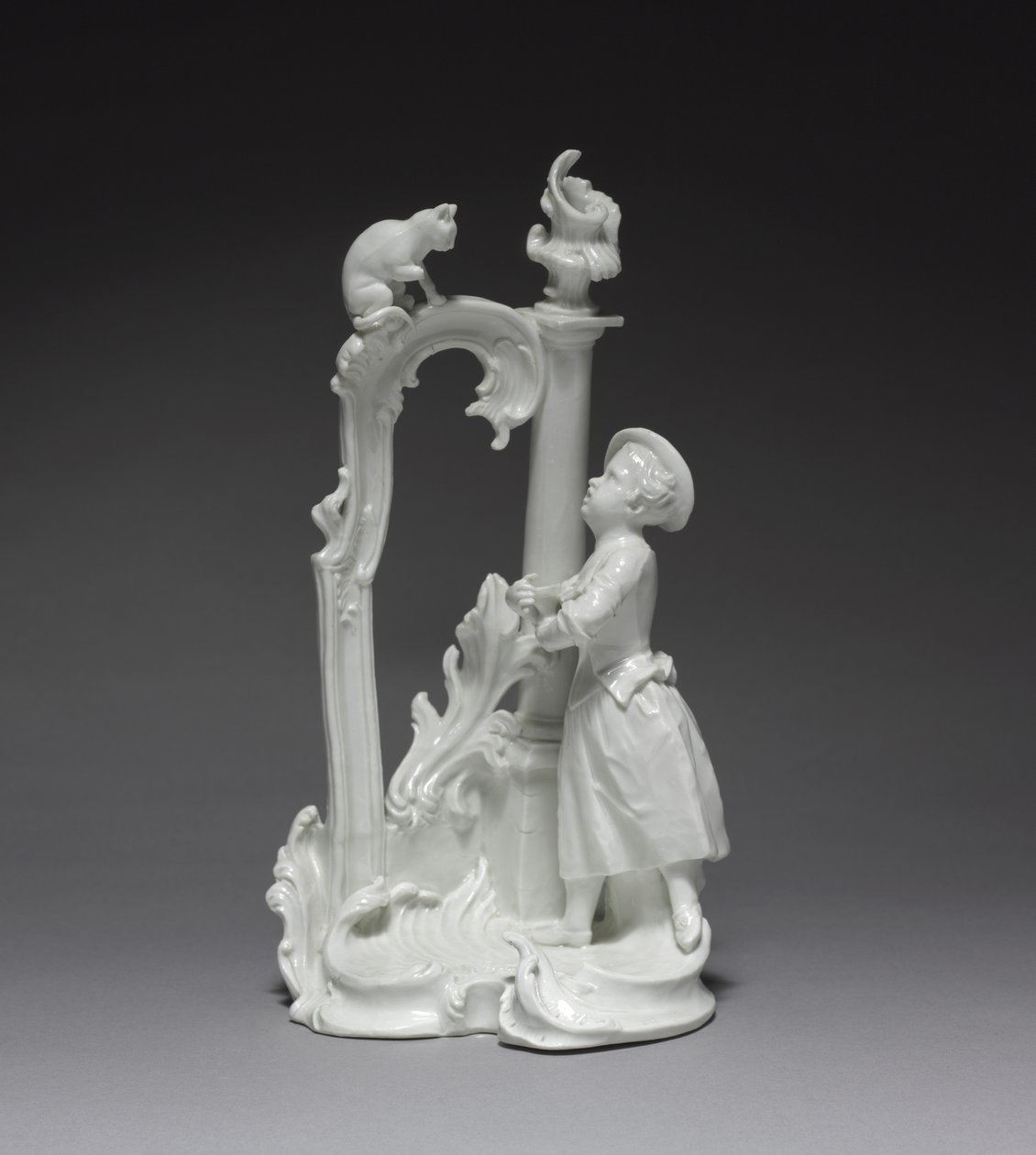 Figurka dívky s kočkou, vyrobeno v Nymphenburg Porcelain Factory, cca 1770 (porcelán) od Dominicus (attr. to) Auliczek