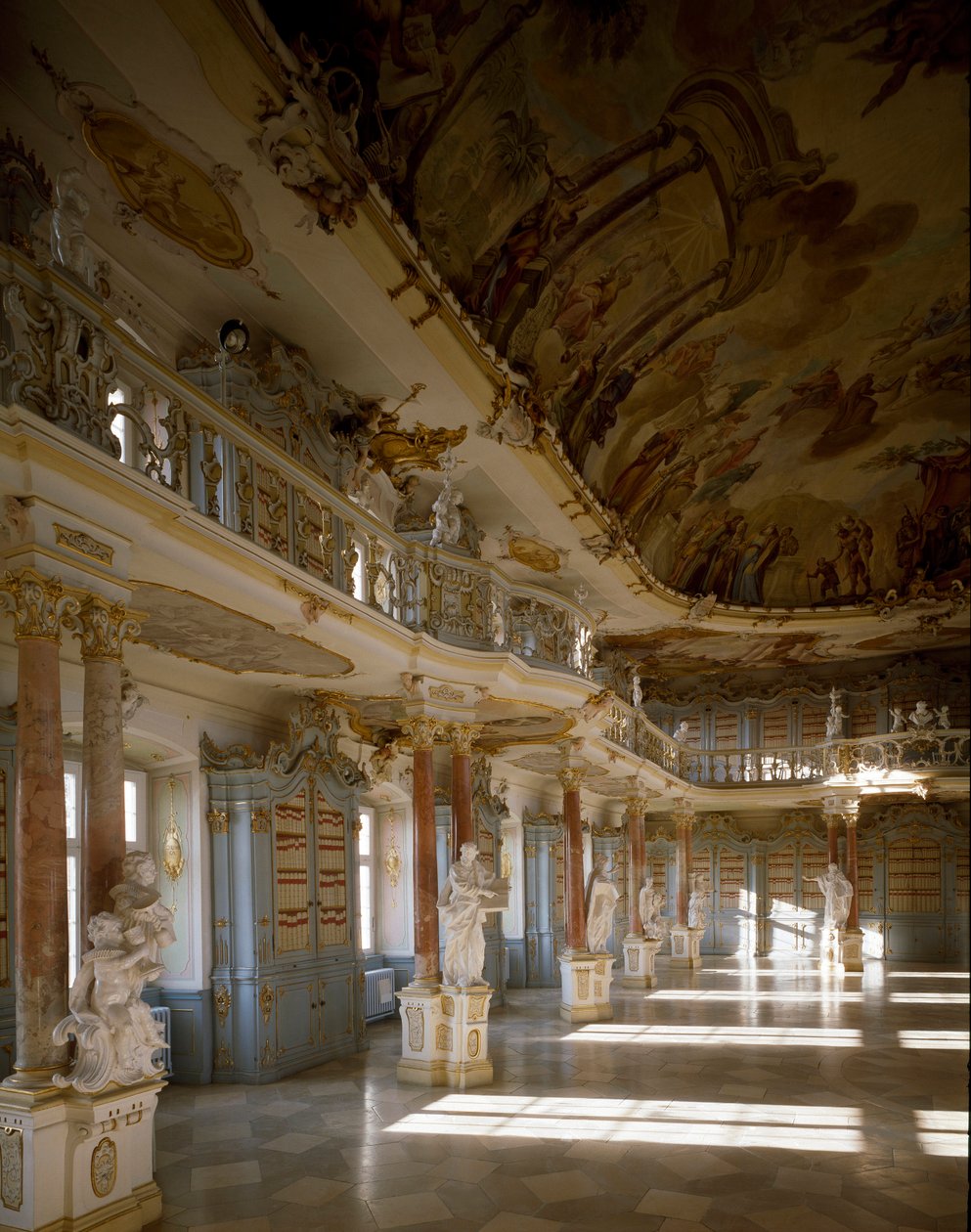 Pohled na knihovnu kláštera Schussenried realizovaný architektem Domenikusem Zimmermannem (1685-1766) Schussenried z 18. století, Německo od Dominikus Zimmermann