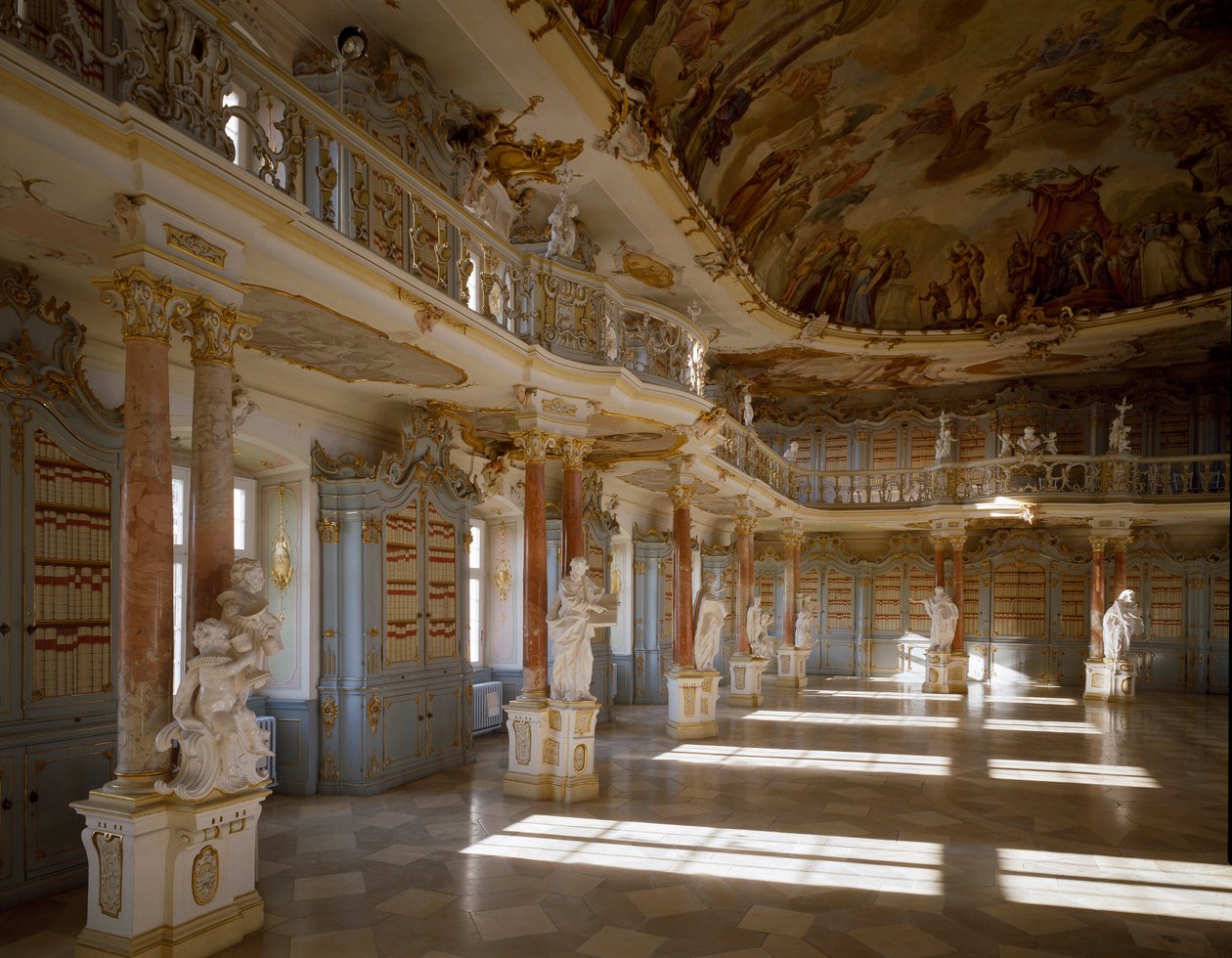 Pohled na knihovnu kláštera Schussenried realizovaný architektem Domenikusem Zimmermannem (1685-1766) Schussenried z 18. století, Německo od Dominikus Zimmermann
