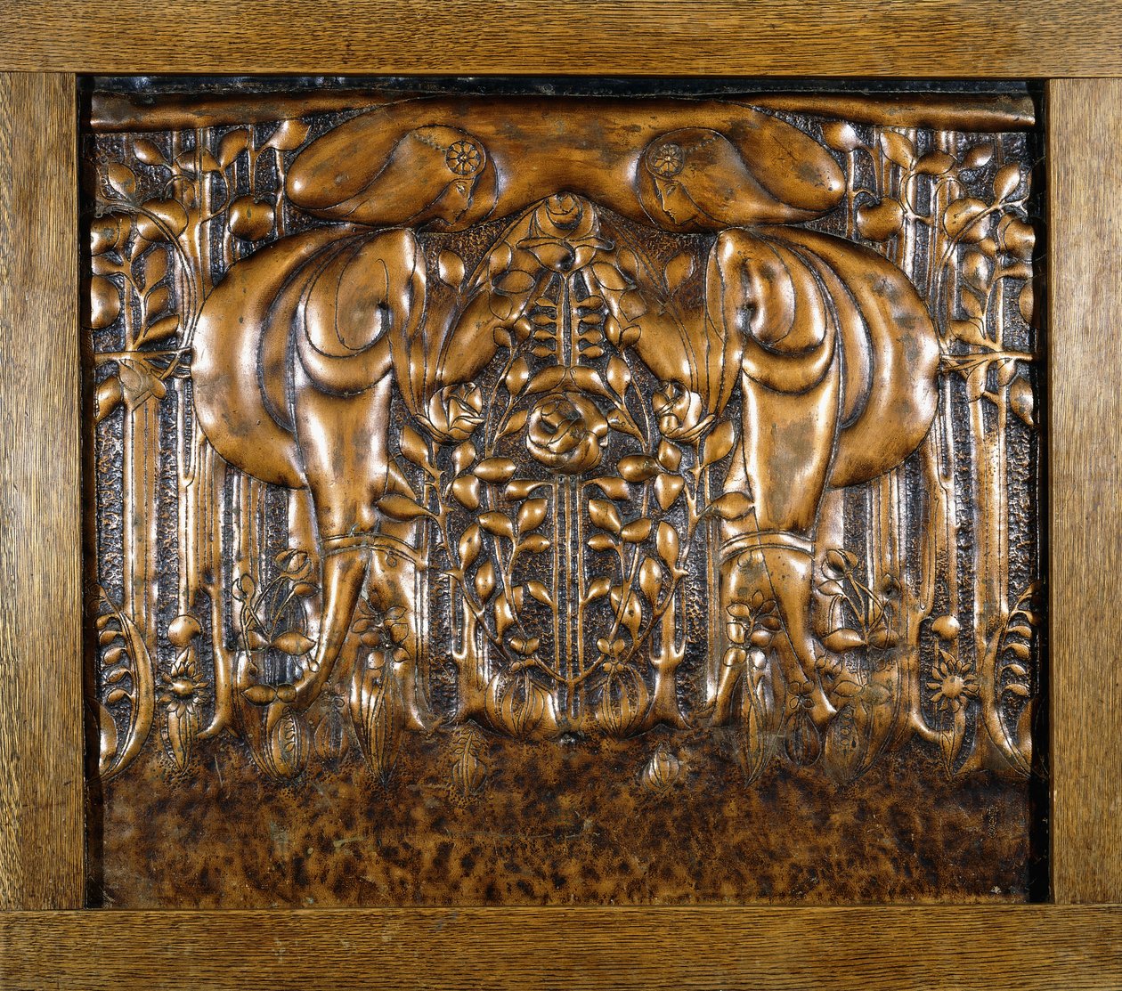 Dekorativní olověný panel s vysokým reliéfem zobrazující dvě protilehlé stylizované dívky od Donald McKay Stoddart