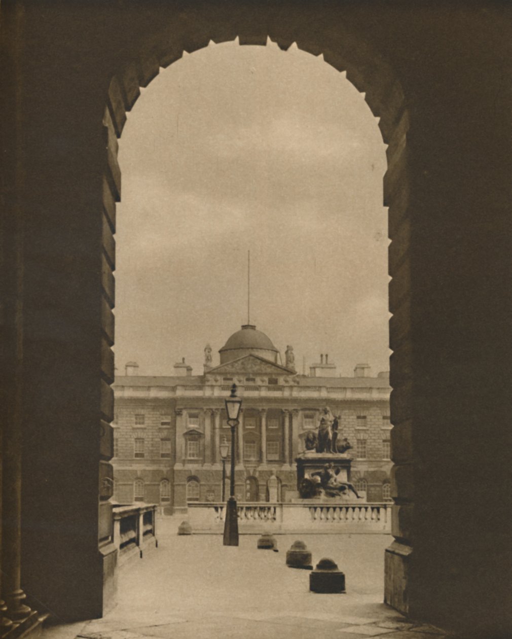 A Passing View of Somerset House From The Strand, c1935. od Donald McLeish
