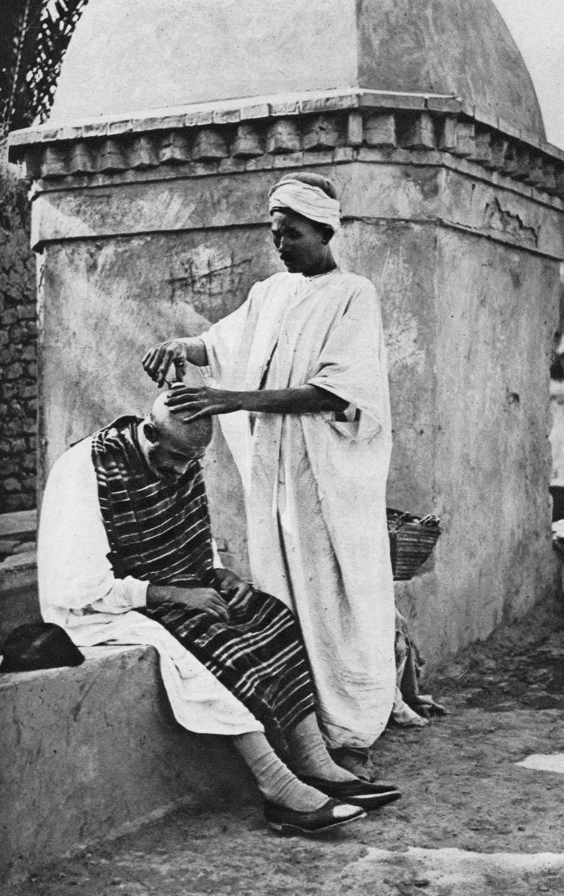 Pouliční holič a jeho klient, Alžírsko, Afrika, 1922. od Donald McLeish