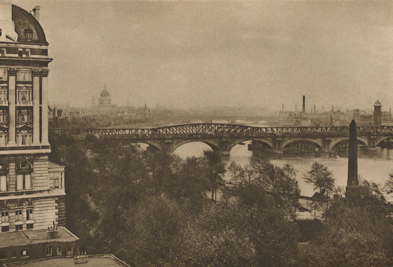 Adelphi Terrace s výhledem na řeku na východ od hotelu Cecil k Tower Bridge, c1935. od Donald McLeish