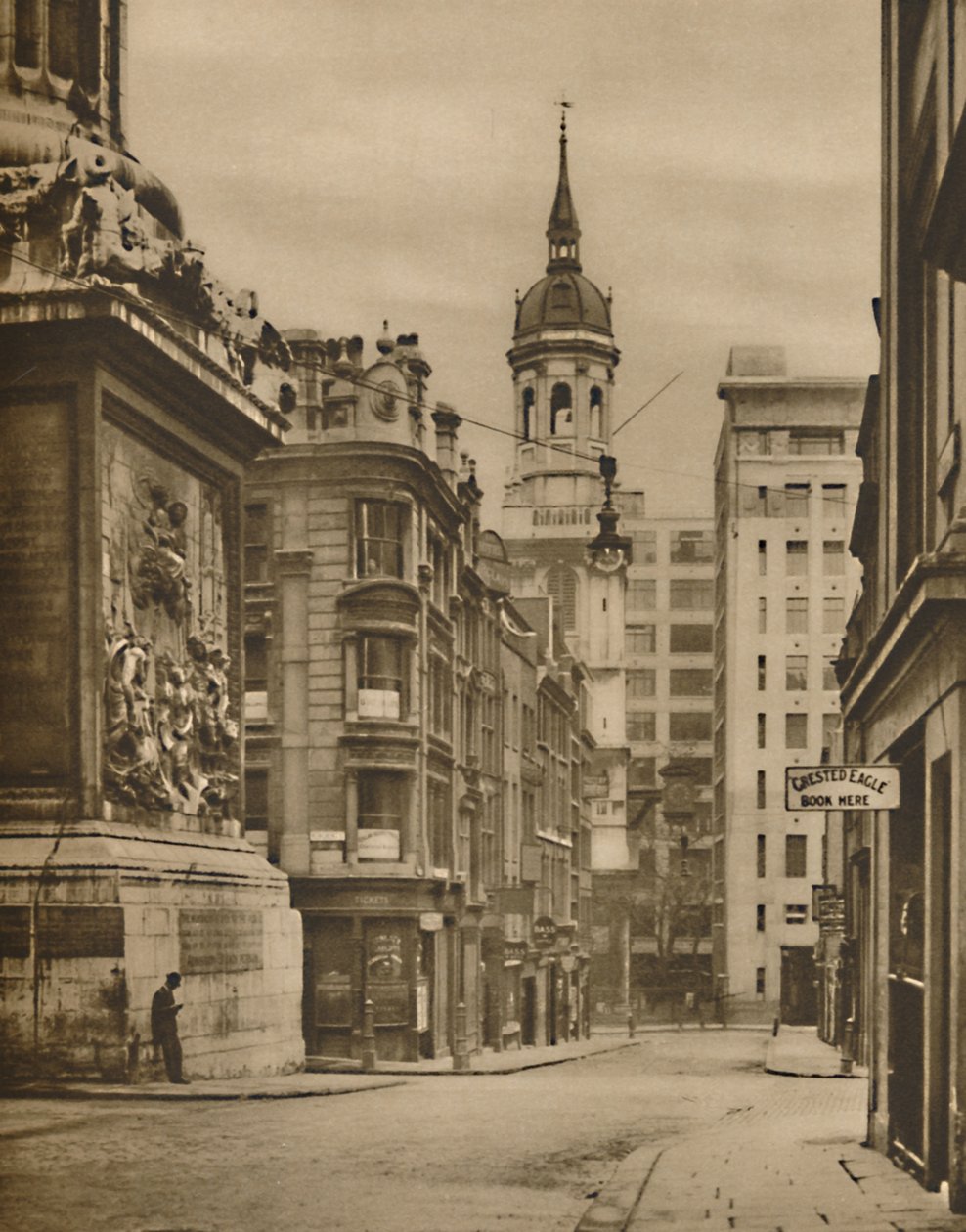 U základny pomníku Fish Street Hill, c1935. od Donald McLeish