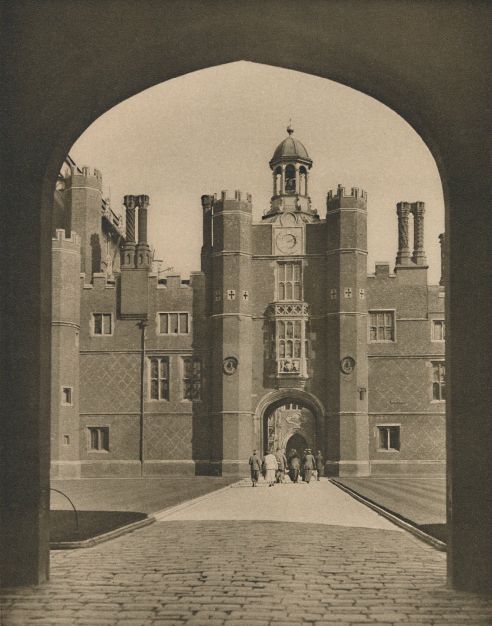 Základní dvůr, první čtyřúhelník paláce Wolseys, c1935. od Donald McLeish