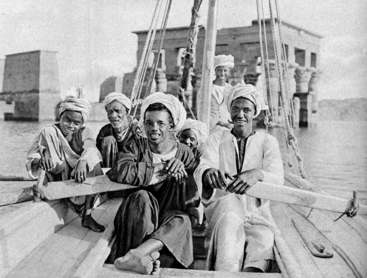 Berberinští lodníci, zatopený ostrov Philae, Egypt, c1922 od Donald McLeish