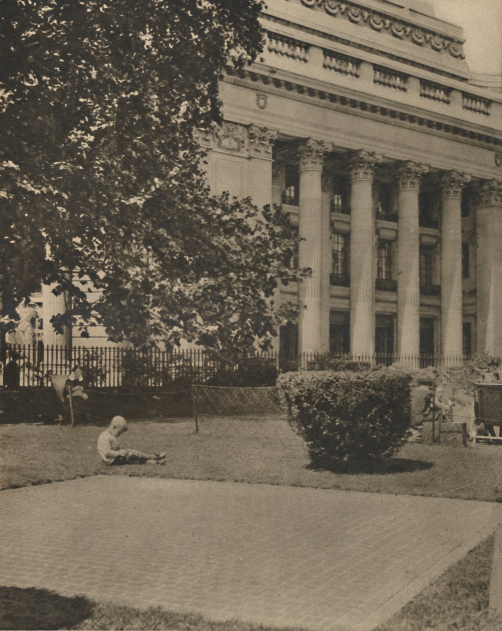 Děti si hrají, kde kdysi lešení kapala krev, c1935. od Donald McLeish