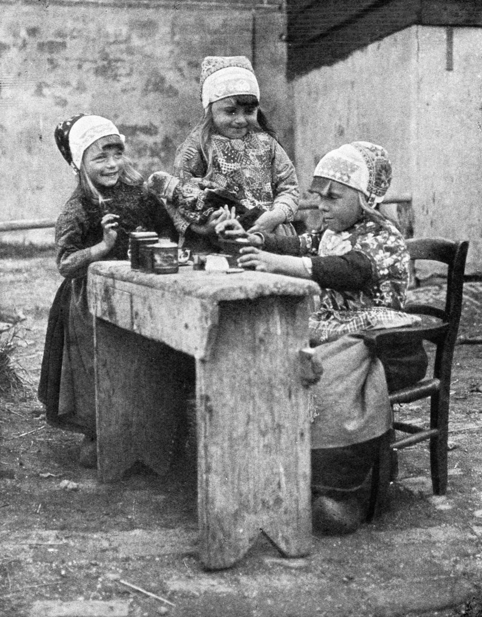 Děti v tradičním oděvu, Marken, Holandsko, 1936. od Donald McLeish