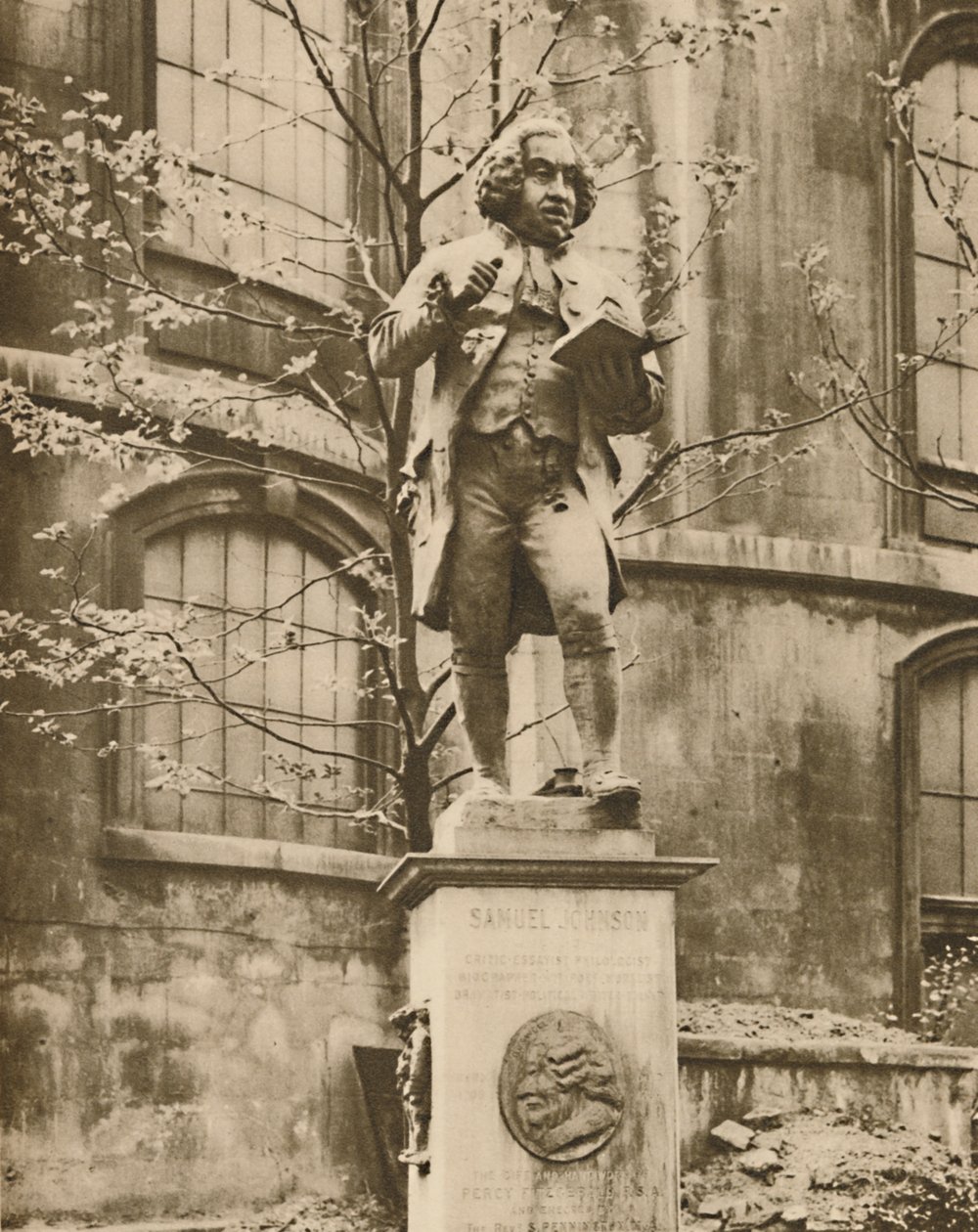 Dr. Johnson na svém podstavci, odkud vidí Fleet Street, c1935. od Donald McLeish