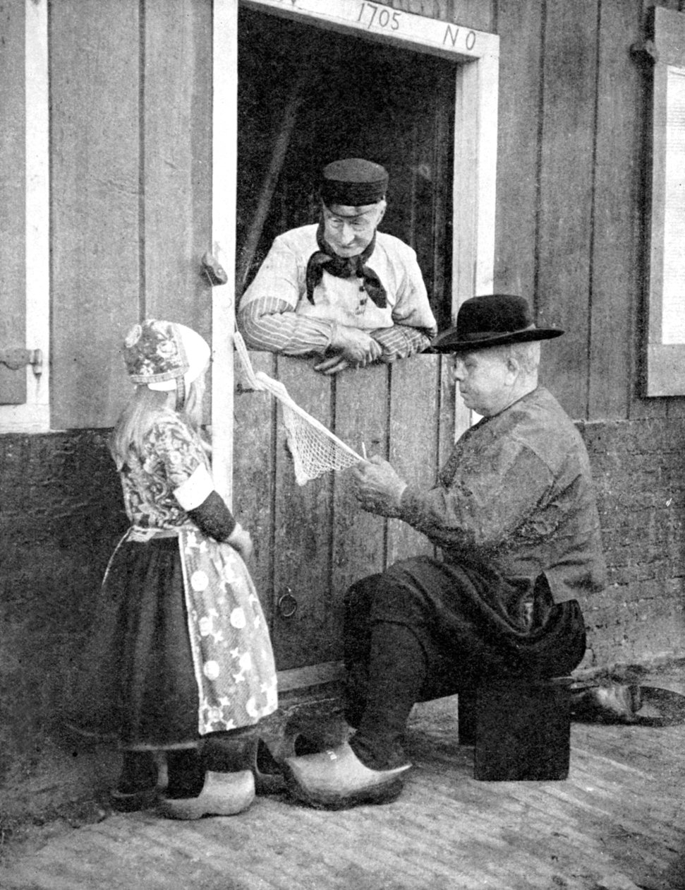 Holanďané nosí dřeváky, Marken, Holandsko, 1936. od Donald McLeish