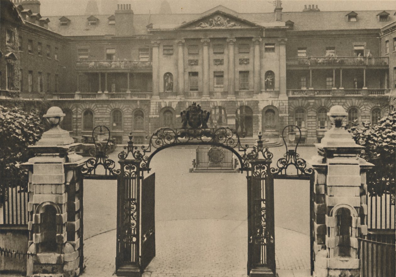 Vchod do chlapské nemocnice se sochou zakladatelů v centru nádvoří, c1935. od Donald McLeish
