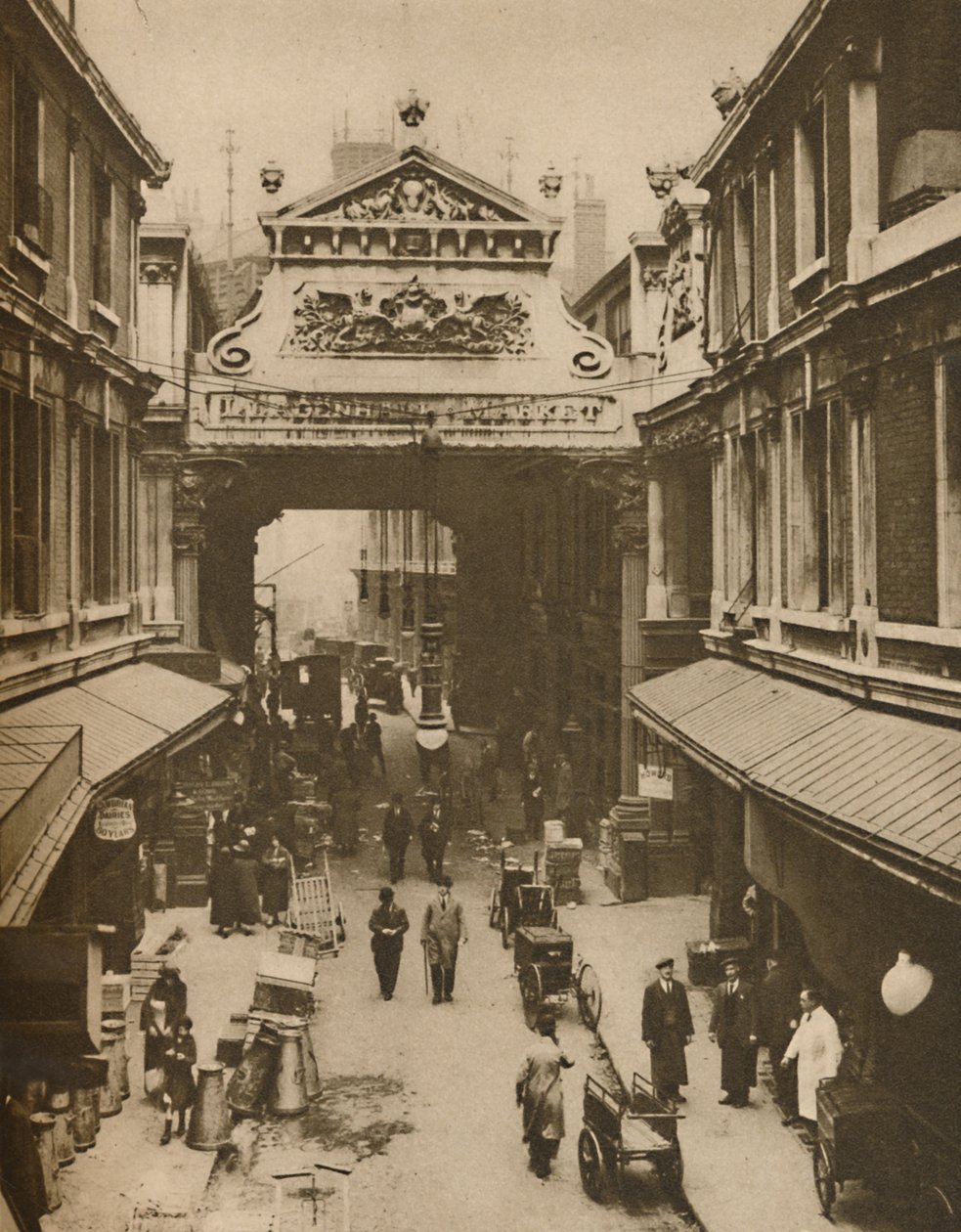 Gracechurch Street Vchod do Leadenhall Market - City Clearing House For Poultry, c1935. od Donald McLeish