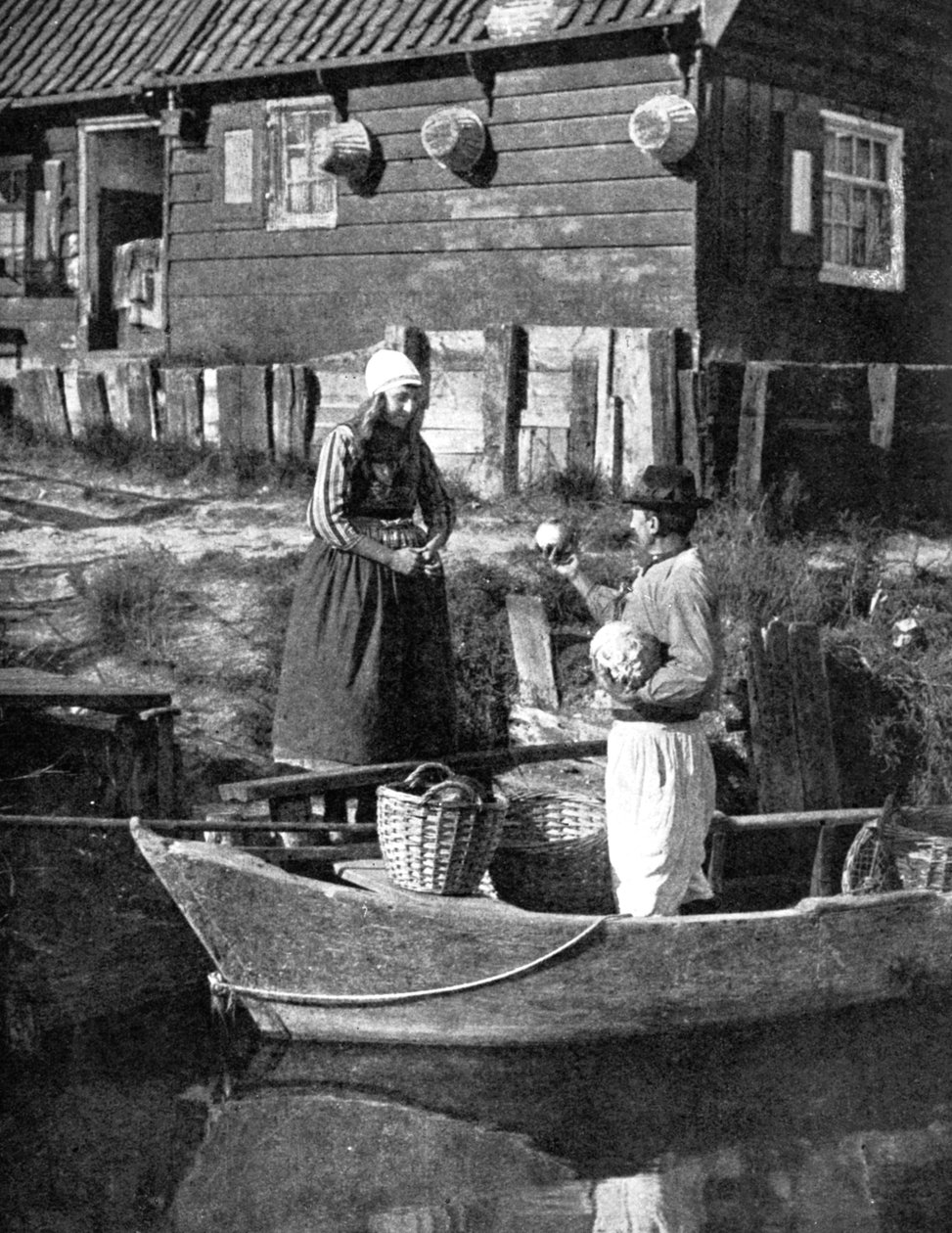 Zelinář přivážející zboží lodí, Marken, Holandsko, 1936 od Donald McLeish