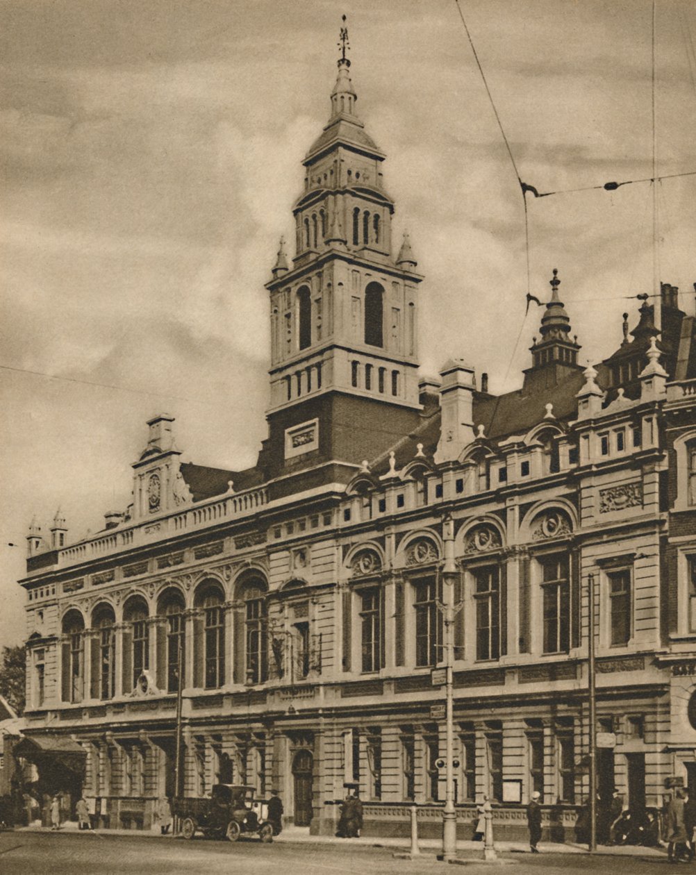 Hammersmith Town Hall z Hammersmith Broadway, c1935. od Donald McLeish