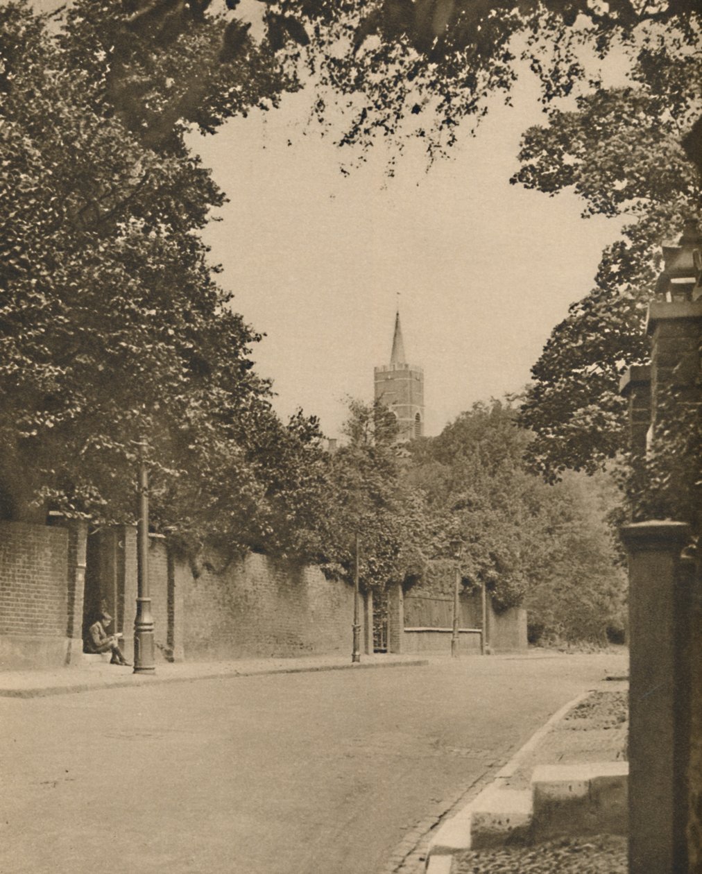 Hampstead Church z Mezi listnatými stěnami Frognal Lane, c1935. od Donald McLeish
