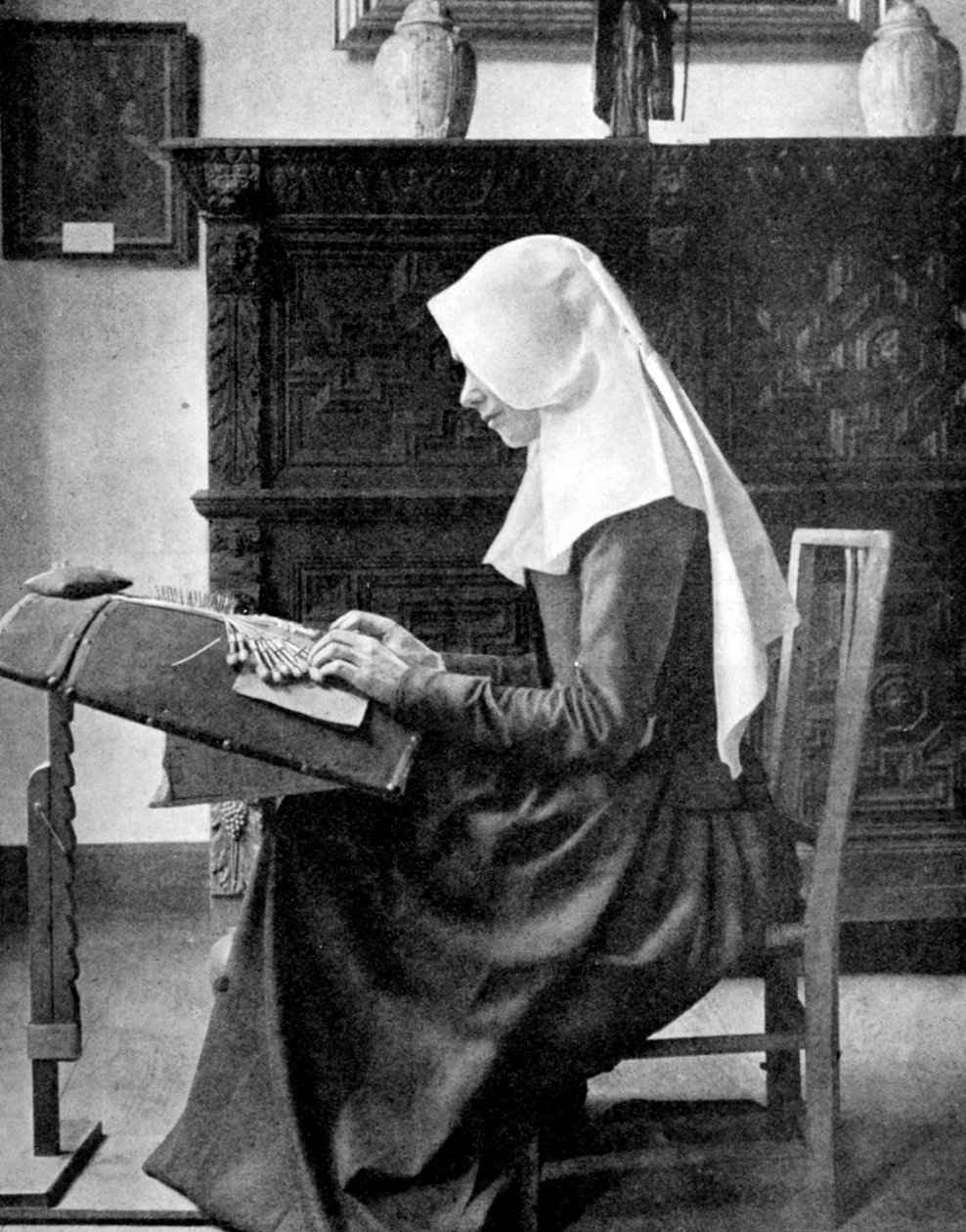 Jeptiška vyrábějící krajky, Bruggy, Belgie, 1936 od Donald McLeish