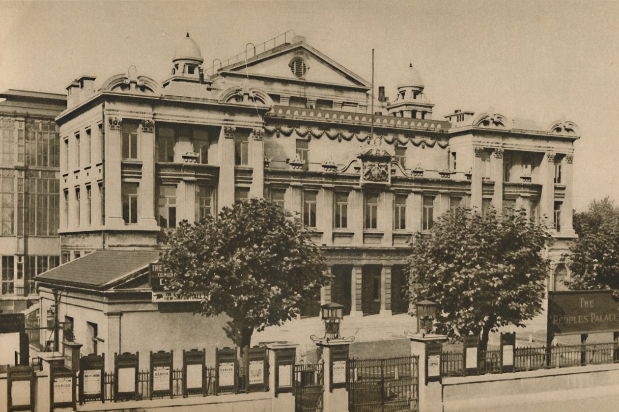 Před Peoples Palace v Mile End Road, c1935. od Donald McLeish