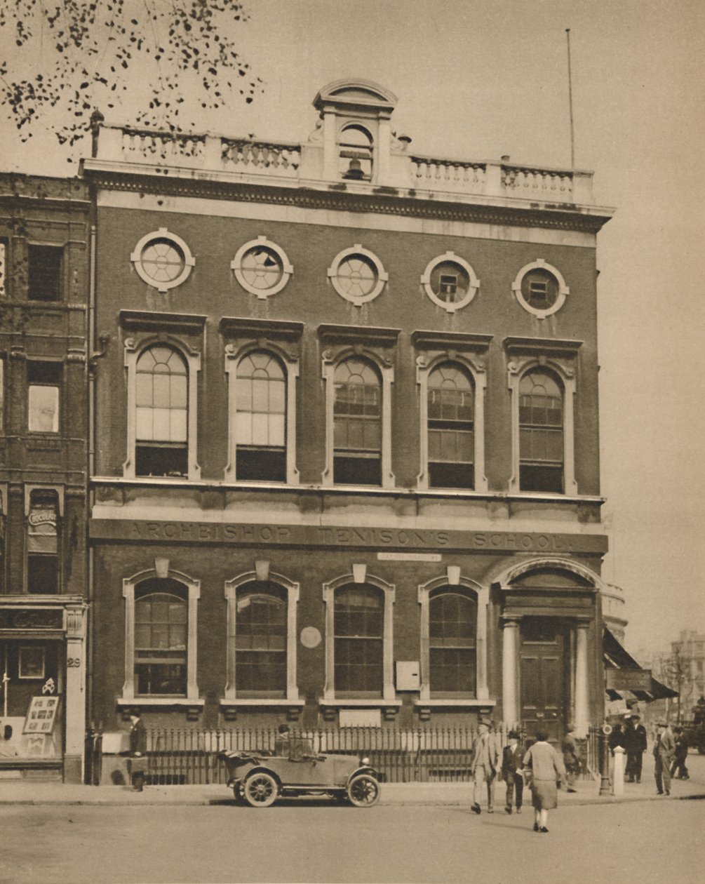 Škola na Leicester Square na místě Hogarths House, c1935. od Donald McLeish