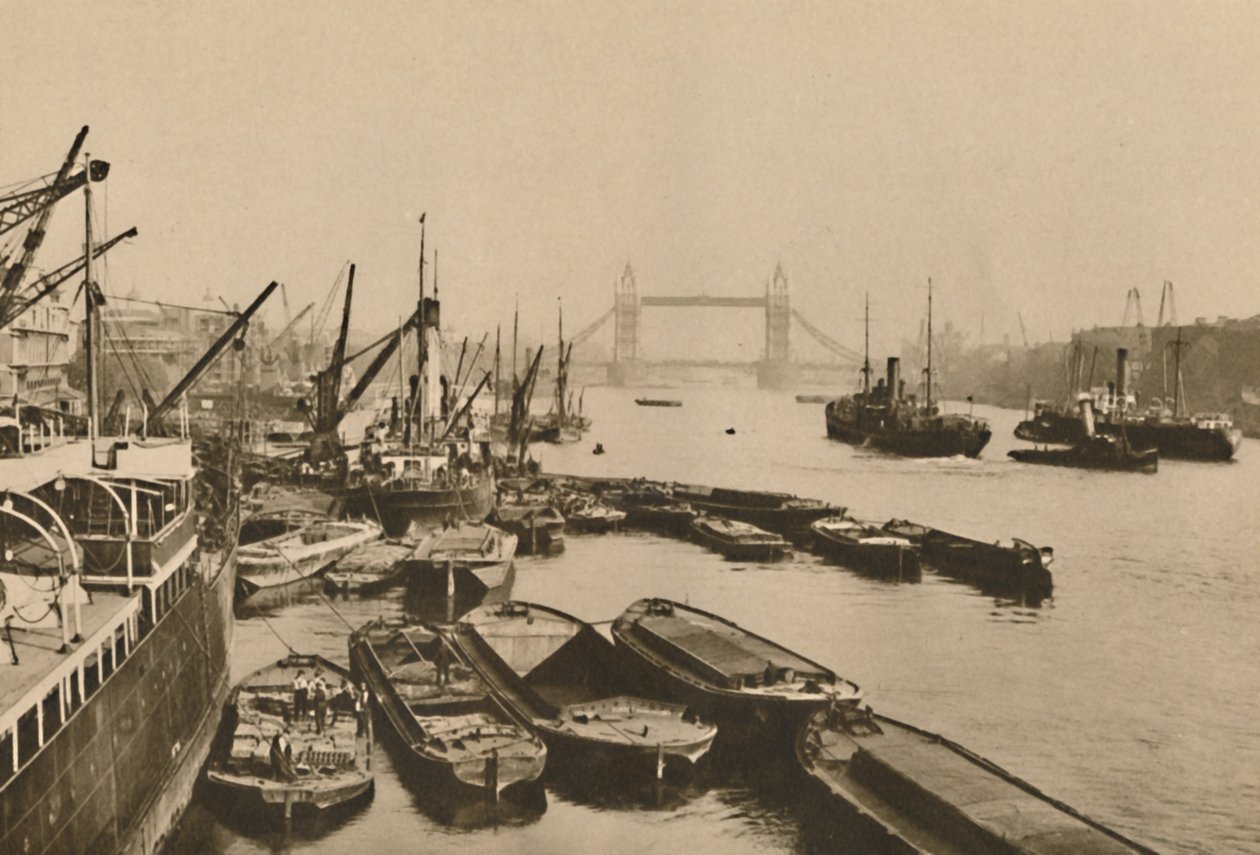 Přeprava v Pool of London: Pohled z London Bridge na Tower Bridge, c1935. od Donald McLeish