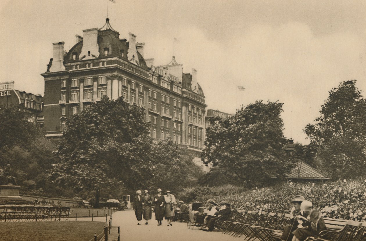 Villiers Street Část Victoria Garden a pohled na hotel Cecil, c1935. od Donald McLeish