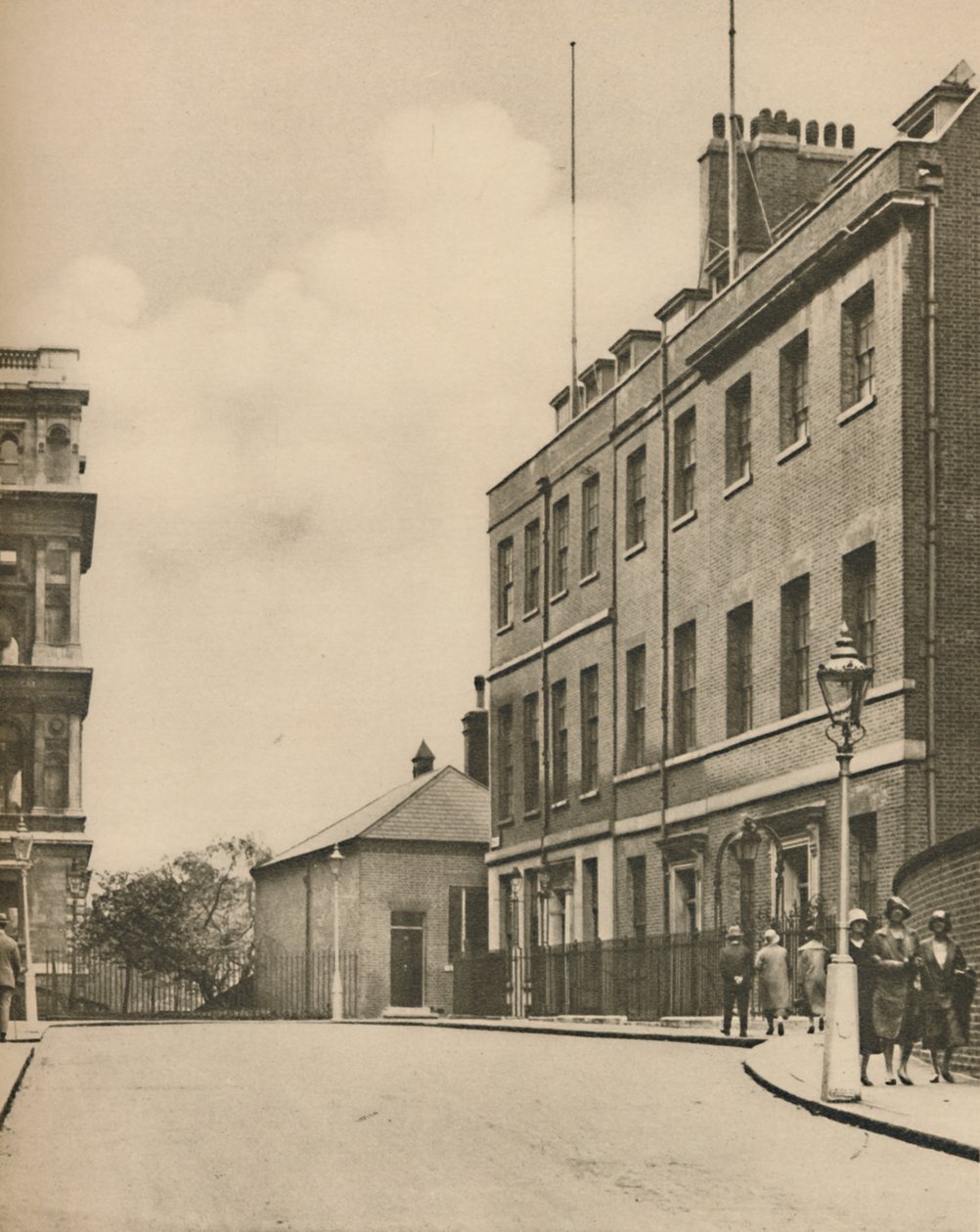 West End of Downing Street, č. 10 a pohled na ministerstvo zahraničí, c1935. od Donald McLeish