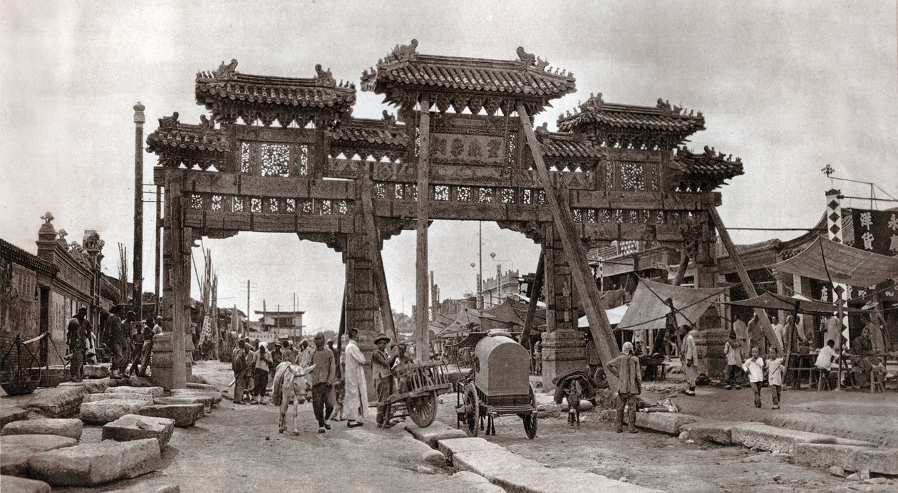 Ulice ve starém městě, Peking od Donald Mennie