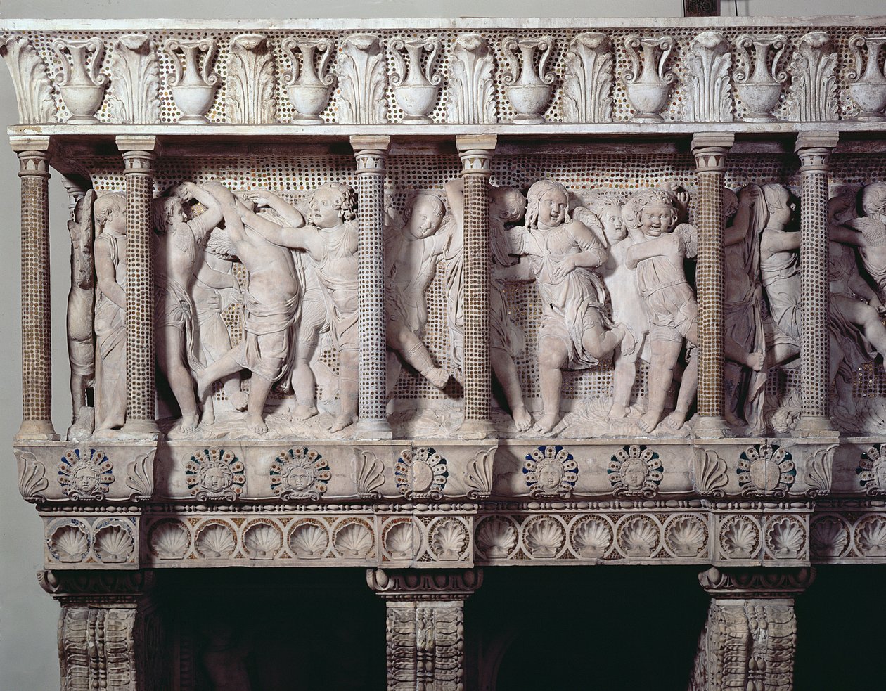 Detail z Cantoria, kolem 1433-39 (mramor) (viz také 340290, 139097-98) od Donatello