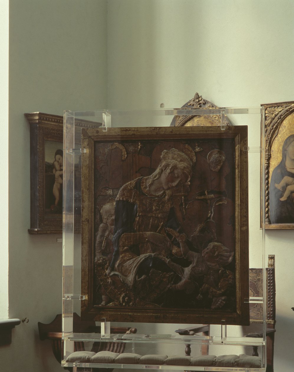 Madonna s dítětem (polychromovaná omítka, dřevo, kůže, sklo) od Donatello
