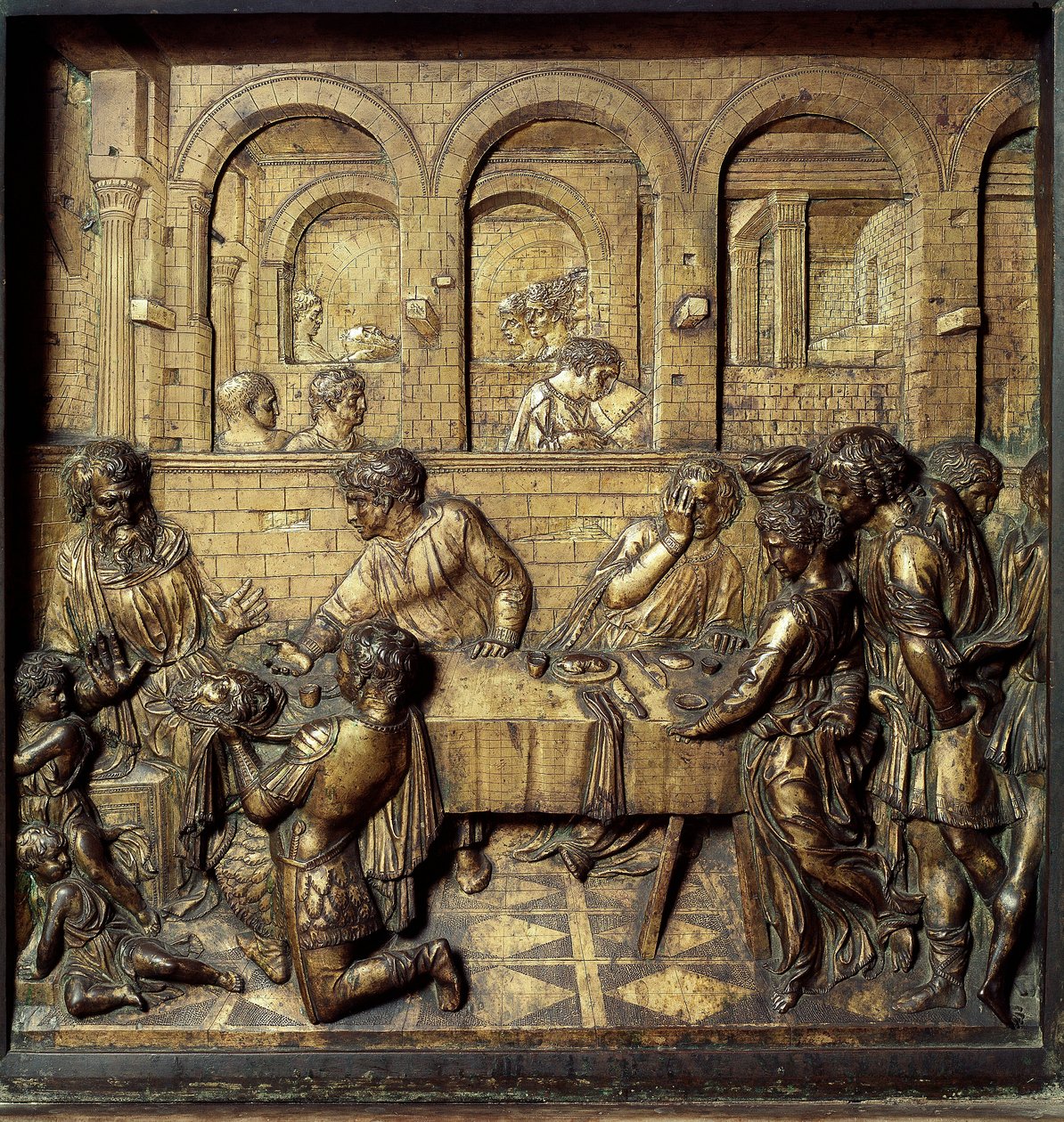 Banket Heroda Antipa II (21 př. n. l. – 39 n. l.). Detail spodního reliéfu křtitelnice realizovaný Donato di Niccolo di Betto Bardi dit Donatello (1386-1466) od Donatello
