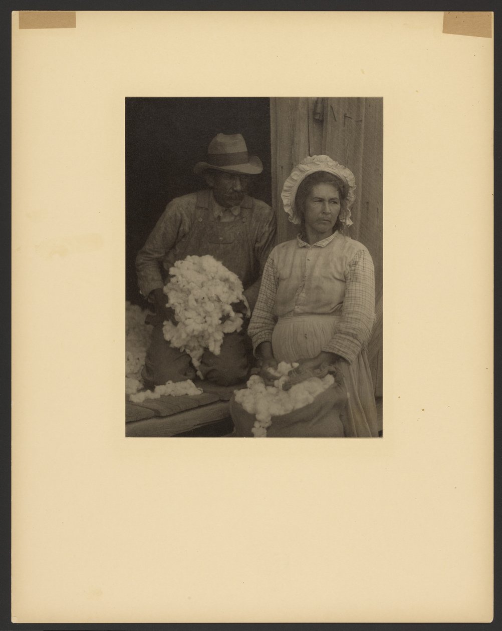 Pár farmářů se sklizenou bavlnou, jihovýchod USA. od Doris Ulmann