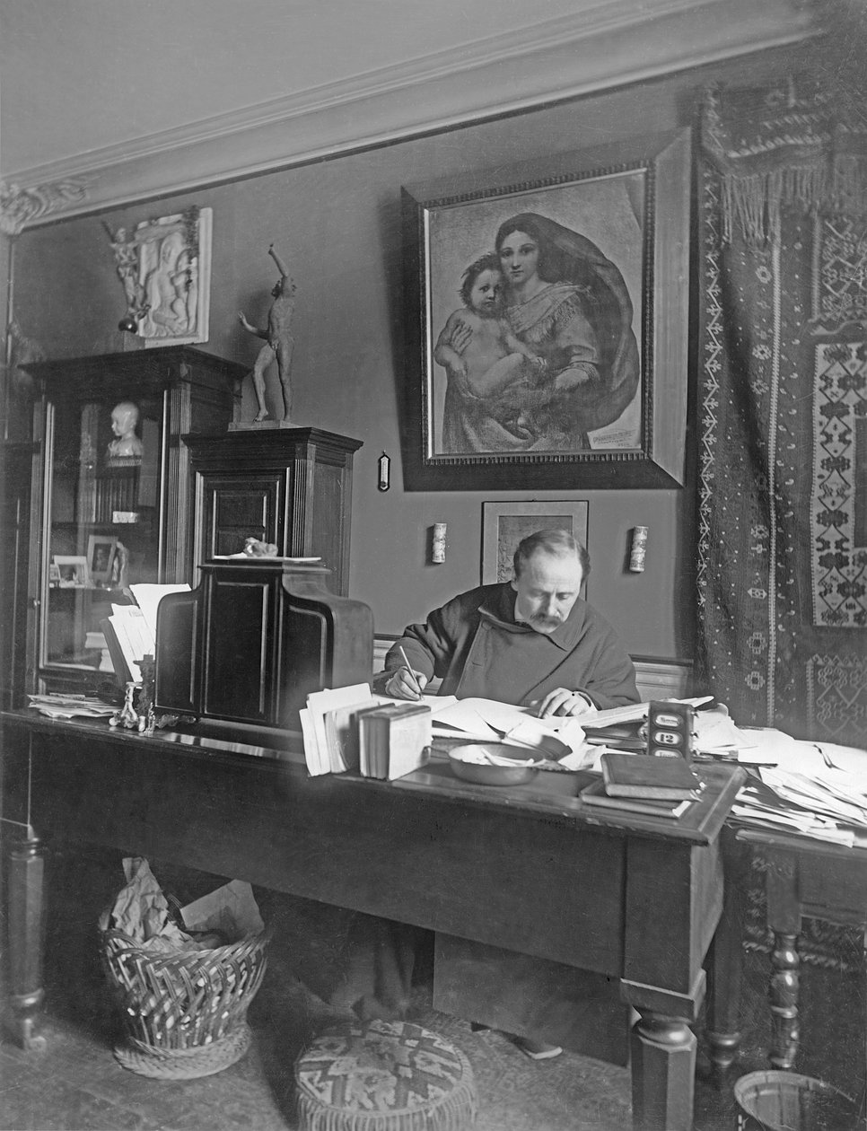 Francouzský skladatel Jules Massenet sedí u svého stolu od Dornac