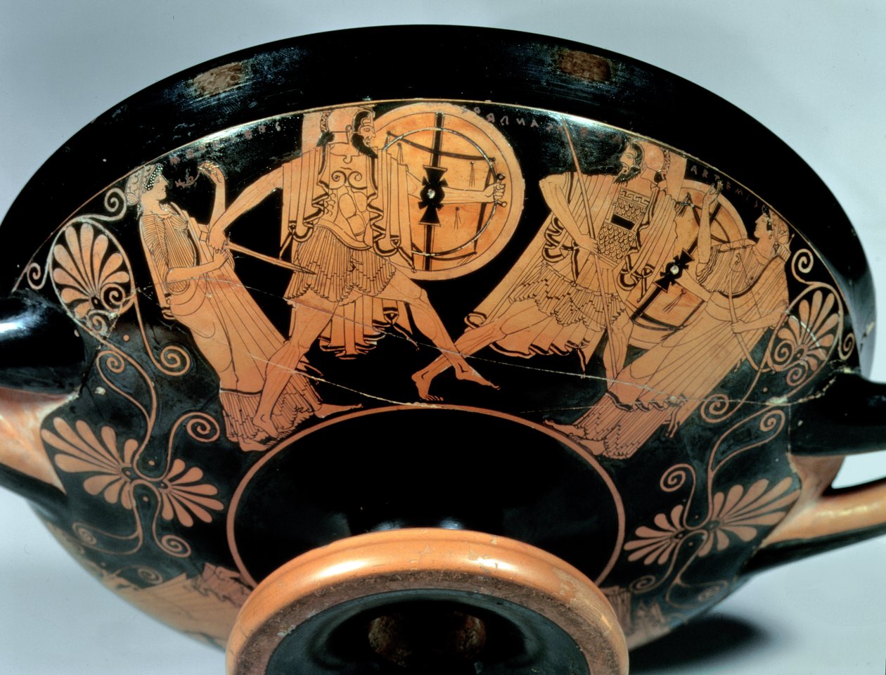 Menelaos, doprovázen Afroditou, pronásleduje Parise, který běží směrem k Artemis, detail z vnější strany attického poháru s červenou figurou (Douris Cup), vyrobený Kalliadesem, kolem roku 490 př. n. l. (keramika) (viz také 85700, od Douris