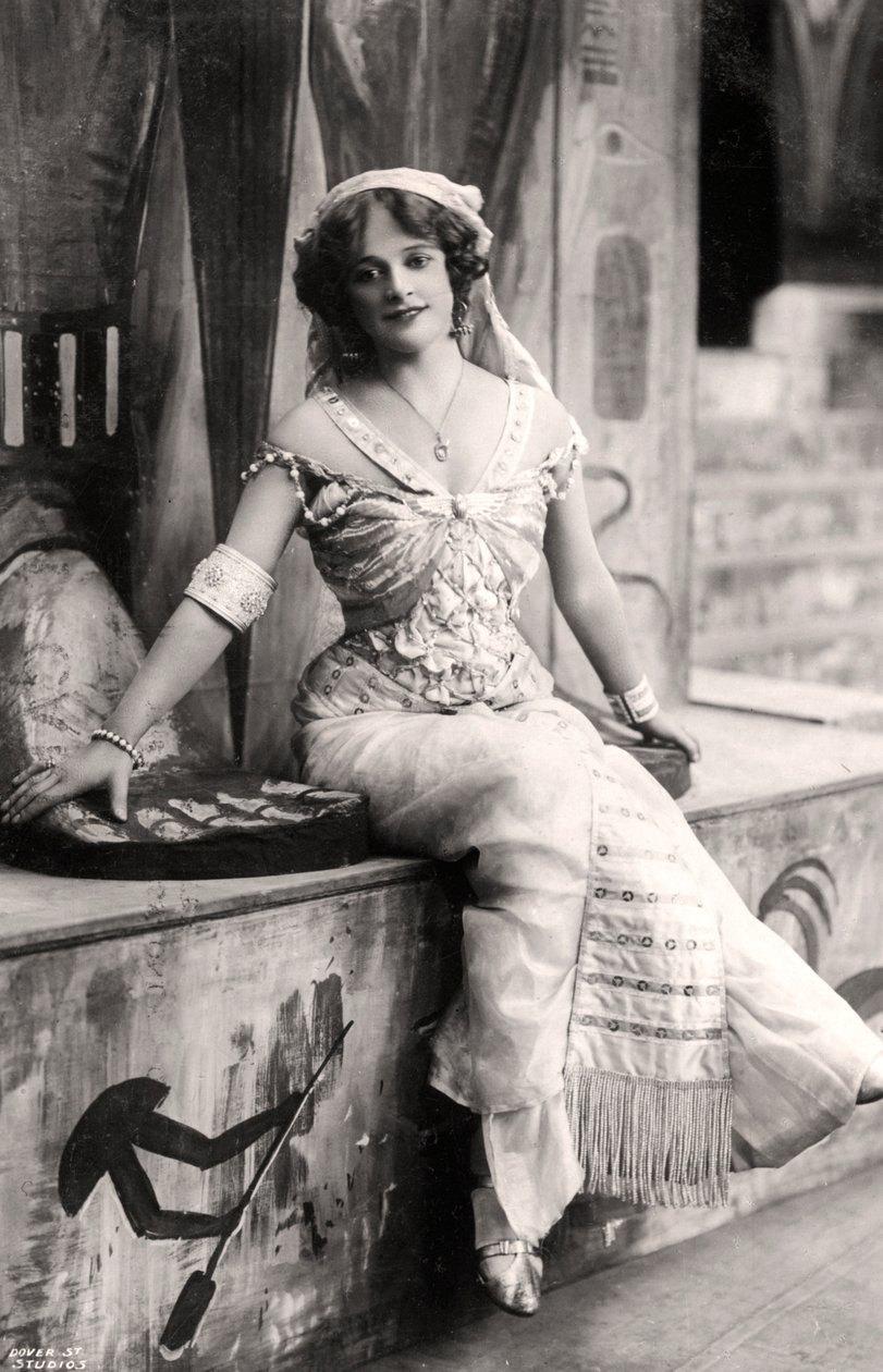 Madge Vincent, zpěvačka a herečka, 1900. od Dover Street Studios