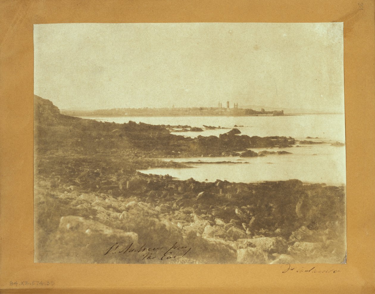Pohled z dálky na St. Andrews z východu od Dr. John Adamson
