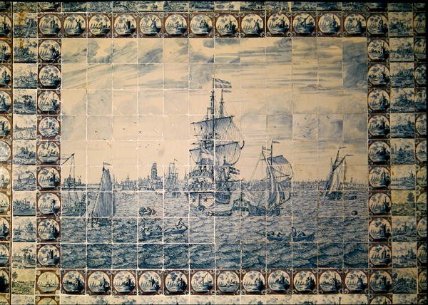 Dlaždicový panel Delft z koupelny zobrazující scénu s přepravou (fajáns) od Dutch School